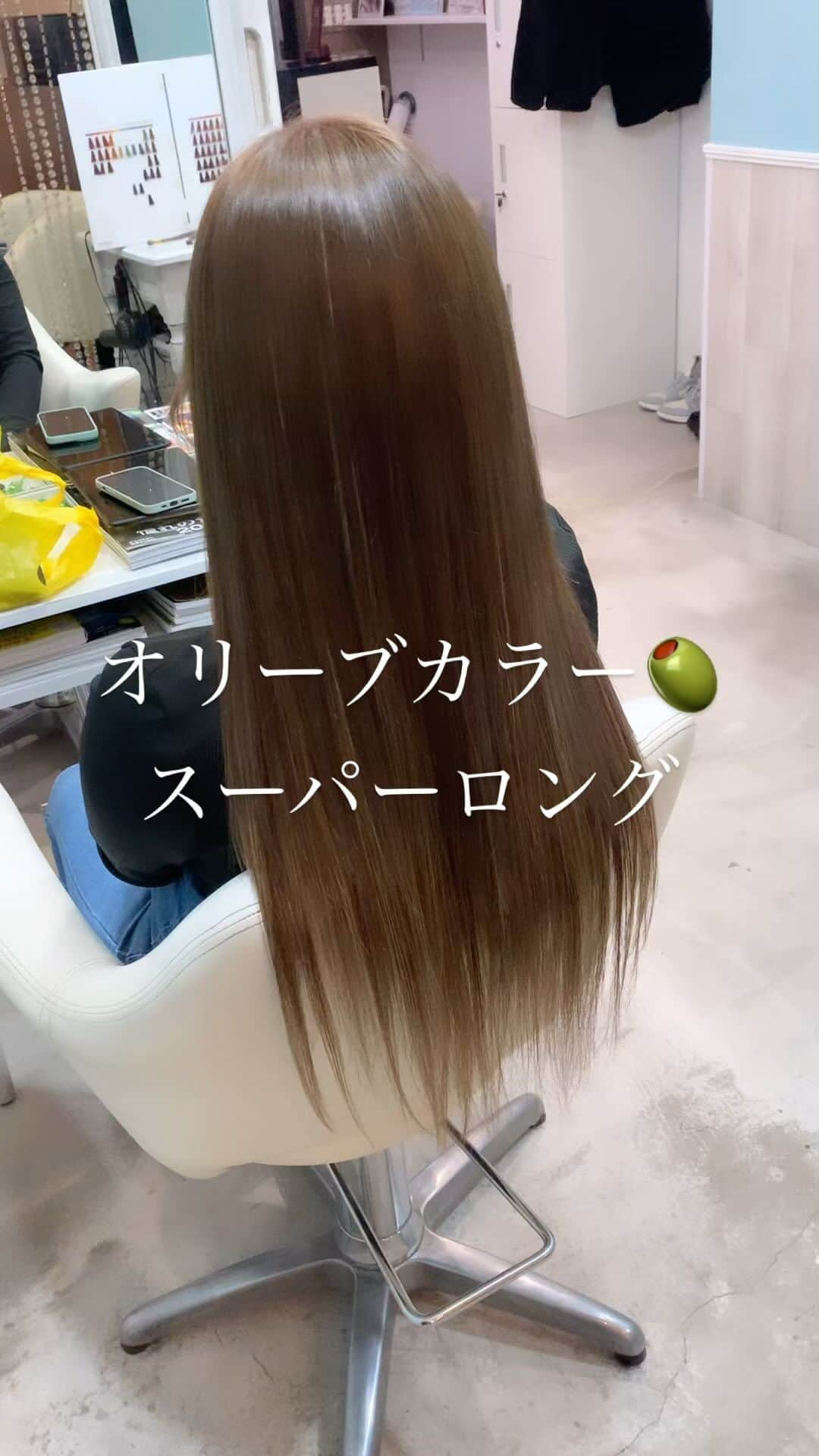 hair salon JOJOのインスタグラム：「秋冬にオススメなオリーブ系カラー🫒透明感UPのスーパーロングスタイルです♪ #オリーブカラー #スーパーロング #ストレートヘア #シールエクステ #ハイライトカラー #20代ヘアスタイル #30代ヘアスタイル #縮毛矯正  西脇丈太郎（美容師歴20年以上） 都内2店舗勤務の後、新宿に2010年独立開業（12年間）。 現在は世田谷区下高井戸に移転。3店目の【JOW】を経営するオーナー兼スタイリスト。 丁寧でスピーディーな施術、ハイクオリティな仕上がりをご提案致します。 ・ショートスタイルの扱いやすさ ・絶妙なバランスのインナーカラー ・長持ちする明るい白髪ぼかしハイライト ・髪を大切にする植物性のヘナカラー 等に定評があります。 皆様のご来店心よりお待ちしております。  TEL:0333238220 #世田谷美容室#下高井戸美容室#明大前美容室#松原美容室 #下高井戸ヘアサロン#下高井戸#明大前#三軒茶屋#新宿#西新宿#ジョジョの奇妙な冒険#承太郎  Web予約↓ https://hairsalon-jow.com/」