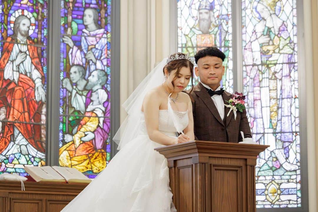 家族挙式さんのインスタグラム写真 - (家族挙式Instagram)「. 幻想的なステンドグラスの前で 誓いを立てる新郎新婦のお二人。  ロングトレーンの美しいウェディングドレスは 真っ赤なバージンロードによく映えます* . -------------------- @kazoku_wedding をフォローして、 #家族挙式 でお写真を投稿してくださいね＊* ----------------------- . “家族挙式ベスト“なら 【挙式・衣裳・美容・写真】が含まれた プランが99,000円〜叶います＊ ▽予約はTOPのリンクから❁ >>> @kazoku_wedding  ------------------- #家族挙式 #ベストアニバーサリー #家族 #Family #bestanniversary #少人数婚 #ウェディング #結婚式準備 #結婚式 #フォトウェディング #プレ花嫁 #卒花#日本中のプレ花嫁さんと繋がりたい #花嫁#卒花嫁 #国内挙式 #ウェディングドレス #プラコレ #DRESSY花嫁 #花嫁コーデ #花嫁コーディネート #花嫁衣裳 #ブライダル #チャペル #チャペル前撮り #ステンドグラス #挙式 #大人花嫁 #オリジナルウェディング」11月15日 17時39分 - kazoku_wedding
