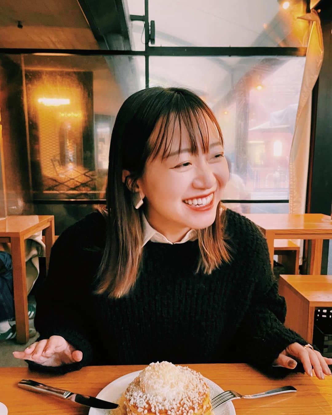 新井和佳奈のインスタグラム：「ふらっと寄った表参道のカフェ☕️🍁 めちゃくちゃレトロな感じ  色んなお店が集まってて、店内はきらきらしてて、ゆっくりできました👏  可愛く撮ってくれてありがとう〜 いつも笑っちゃうんね Photo by ぷうちゃん」