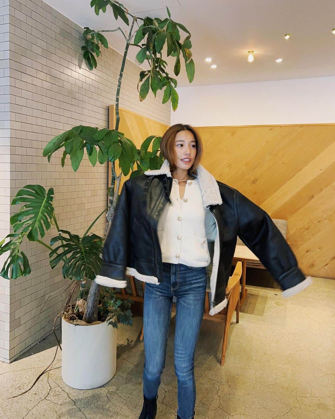馬詰まほのインスタグラム：「samusugi☺︎✨🖤 ただ、ライトアップの時期だから楽しみもたくさん！ 防寒ぐっずあつめて冬乗り越えよ🫶🏼😗 @ungrid_official @ungrid_staffsnap #pr」