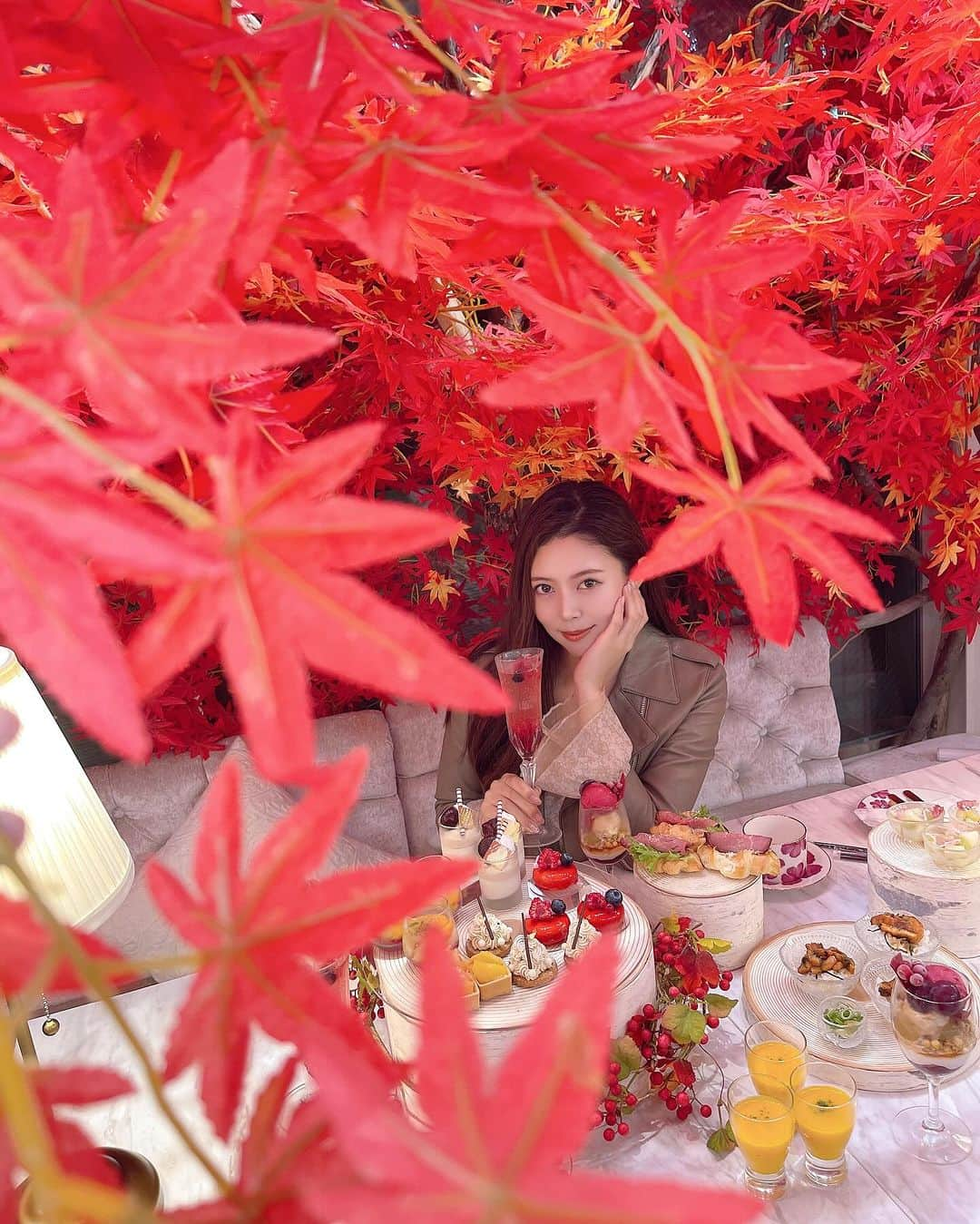 白川理桜のインスタグラム：「急に寒くなっちゃったから室内で紅葉狩り🍁✨️ ずっと行きたかった @hautecouturecafe_official さんにお伺いしてきました！ 表参道店は期間限定で紅葉を見ながらアフタヌーンティーを楽しめます✨️ ⁡モンブラン🌰やぶどうなど秋の味覚を存分に味わえて なんと名古屋人には嬉しいひつまぶし！があって！ 甘い‎🤍塩辛いの永遠ループが可能です✨️ お茶もチャイの取り扱いもあってメニューが最高すぎました…！ 紅葉写真も心置きなく撮影出来てスタッフの方も撮影上手すぎてさすが！ 京都に旅行したみたいな気持ちになれました❤️  ぜひ寒くなってきたけど秋をまだまだ楽しみたい方オススメです！ 季節ごとにテーマが変わるそうなのでまた私もお伺いしたいと思います🥰🥰 ⁡ 一緒に行ってくれたあやにちゃん、マタタちゃんありがとう！ ⁡ #アフタヌーンティー #afternoontea  #アフヌン #オートクチュールカフェ  #表参道 #🍁 #紅葉 #紅葉狩り #momiji  #ootd #ヌン活 #下午茶 #애프터눈티」