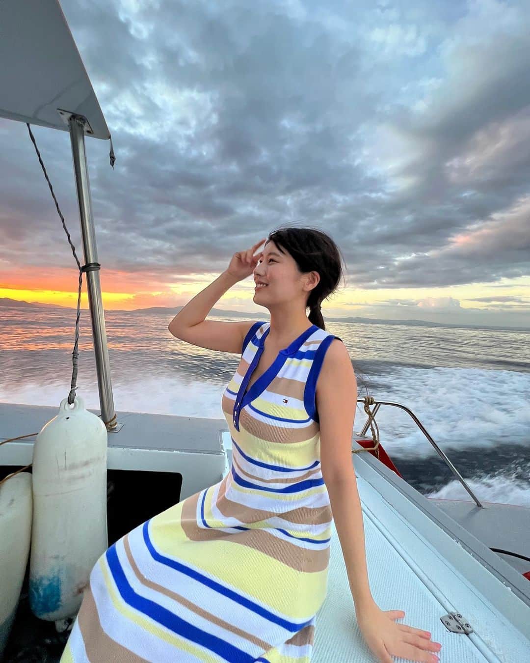 ちとせよしのさんのインスタグラム写真 - (ちとせよしのInstagram)「プエルトガレラまでは家を出てから🚃→✈️→🚗→⛴の順に乗り継いで行きました！ 船に乗るタイミングでちょうど綺麗な夕日が✨️🌅 半日移動したの初めてだったなぁ😳  お腹ぺこぺこなところでjollibeeに出会いテンション高めのよしのさんです( °∀° )  #フィリピン #フィリピン旅行  #プエルトガレラ #philippines #sunset #tommyhilfiger」11月15日 17時48分 - chitose_yoshino