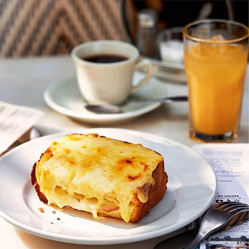 FABIAさんのインスタグラム写真 - (FABIAInstagram)「🕰🥐「クロックムッシュ」で優雅な朝食を楽しもう！☕️✨  朝の幸せなひとときに、特別な味わいをプラスしませんか？🌅✨  イギリス食パンにベシャメルソース、チーズ、ロースハムをサンド。絶妙なハーモニーを奏でる贅沢な一品です🥐💖  シンプルながらも豊かなフレーバーで、目覚めのひとときを格上げします☀️👌。 コーヒーとの相性も抜群！毎日の朝が、これでちょっぴり特別な時間になりますよ✨☕️。   *─────────────────────* クロックムッシュが気になった方は『🥐』を ぜひコメントして教えてくださいね♪ *─────────────────────*  🛒＜Z's MENU＞パリ２０区で食べたクロックムッシュ 【商品番号】 979001  ーーーーーーーーーーーーーーーーーーーーーーー 気になる商品は【保存】をすると、 後から見返せます♪ ーーーーーーーーーーーーーーーーーーーーーーー  @northmall_com は 「毎日の暮らしをちょっとおしゃれに、もっと楽しく。」 北欧雑貨やインテリア、ファッション、アウトドアグッズ、グルメなど… 見ているだけでワクワクするモノを常時1万アイテム以上取扱い中！ ライフスタイルに役立つ情報を皆様にお届けしています。 ぜひフォローして最新情報を受け取ってください✉️🦔  #northmall  #ノースモール  #グルメ #ノースモールのお取り寄せ #朝食の新定番 #クロックムッシュ #贅沢な朝 #モーニングライフ #コーヒー #冷凍食品 #ジーズメニュー」11月15日 18時00分 - northmall_com