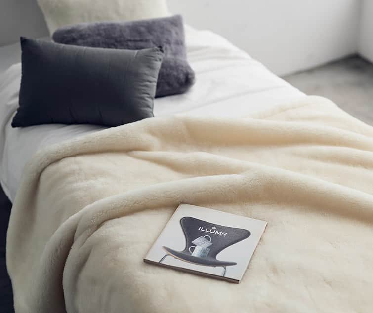 arekoreのインスタグラム：「毎日の眠りを快適にしてくれる、ふわふわの柔らかさが心地よい究極の毛布。長くご使用いただけるおすすめの逸品です。 . インテリアに調和するデザインと品質を兼ね備えた天然素材の毛布を展開するLOOM&SPOOLが手掛ける「SERENE ウールニューマイヤー 」。 . 上質なメリノウールを編み上げた、軽くて暖かいニューマイヤー毛布。「穏やか」を意味する 「SERENE（セリーン）」の名の通り、肌当たりのやさしい柔らかな風合いは、触っているだけでも安堵感に包まれるふわふわ感触です。 . 調湿・消臭機能を備える天然の機能性繊維でもあるウールの暖かさでアクリル毛布とは違い、体温に合わせて暑くなりすぎず、快適です。 . ウールの紡績は日本で行っているため、獣臭さやチクチク感がないのがポイントです。また、防縮加工により、ご家庭での洗濯も可能になっています。 . 普段使いのために吟味した毛足の長さと柔らかな風合い、表情豊かで深みのある色味で、シンプルを極めたインテリア目線のデザインもポイントです。 . 毎日の眠りに上質な肌触りで包み込むウール毛布。シングル・ハーフ・ブランケットサイズからお選び頂けます。今年はスリッパも新登場。ふかふかな履き心地で、ギフトにもおすすめです！ . @arekore_market  #arekore #暮らし #ていねいな暮らし #日々のこと #loomandspool #serene #セリーン #ウールブランケット #ウール毛布 #天然素材 #ふわふわ #シンプル #wool #ウール #ギフト #寝具 #ウールの凄さ #暑くなりすぎない #快適な睡眠」