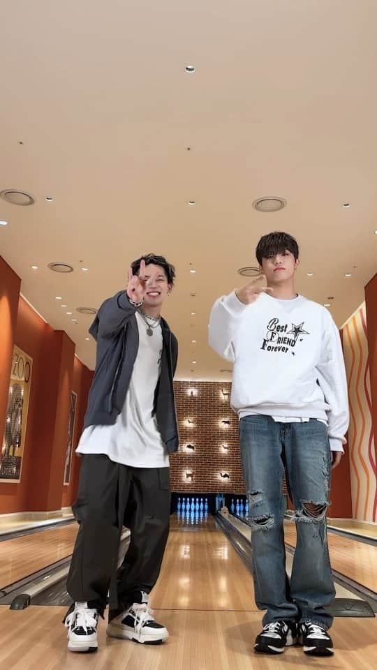 TREASUREのインスタグラム：「Midweek hustle🤟😆  #트레저 #TREASURE #최현석 #CHOIHYUNSUK #박정우 #PARKJEONGWOO」