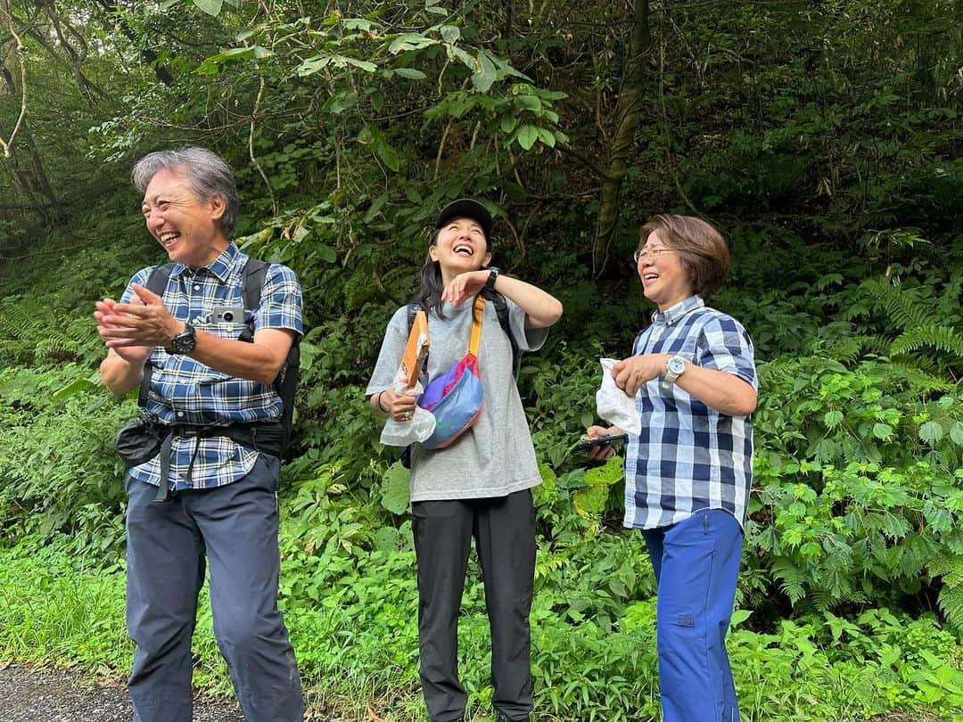 大橋未歩さんのインスタグラム写真 - (大橋未歩Instagram)「世界自然遺産登録30周年の白神山地と屋久島を取材。  山岳ガイドの後藤千春さん、菊池文子さん、 渡邊太郎さん @yakushima_sangakutaro  Erikaさん　@yakushima_erica86 ✨  自然界の声を聴いて私たちに届けてくれるガイドの皆さま。  自然の営みの尊さや面白さを教えてくださり、改めてかっこいいお仕事だなと皆さまに対する憧れの念が募りました。  今まで個人的に登山してきましたが やはりガイドの皆さまと登ると 理解度が全く違うんですよね。  自然界の細やかな営み一つ一つに意味があって 「生存戦略」って言葉で表現されるのかも しれないですが、  そんな四字熟語で済ませるのはもったいないような 生きることへのもがきや執着だったり その一方で 後世に種を残すための華麗なる自己犠牲だったり 命をまっとうした後に射す太陽の光だったり その光をめぐる新たな場所とり合戦だったり  その足跡は、創造性に満ちて面白いし 人工的にはこの森を再現できないことを痛感するからこそ 共存していくために ほんの少し自分に出来ることもあるんじゃないかと 思わせてくれる。  ガイドの皆様のご教示あってこその有意義な自然との 時間でした✨  有難うございました！！🥹🥹  放送日まで少しずつ 白神山地と屋久島の写真を掲載させていただきます✨  #白神山地  #屋久島 #世界遺産  #世界自然遺産 #yamap #yamap55」11月15日 17時52分 - o_solemiho815