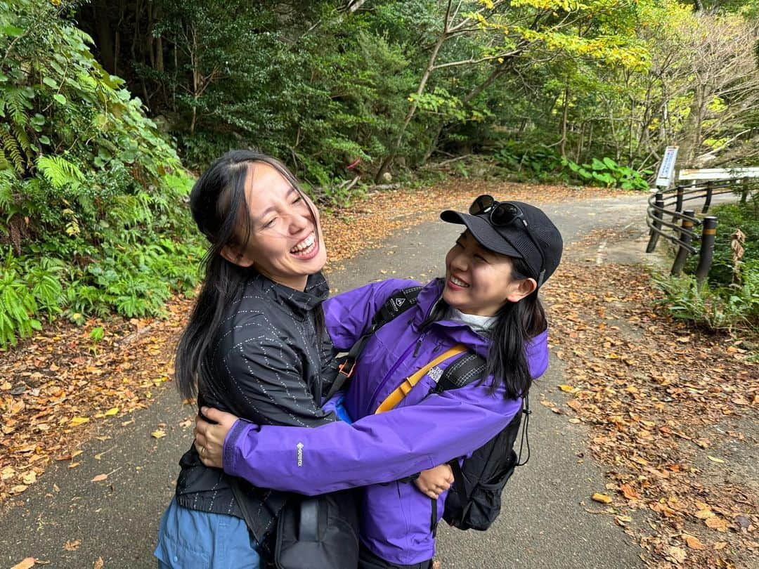 大橋未歩さんのインスタグラム写真 - (大橋未歩Instagram)「世界自然遺産登録30周年の白神山地と屋久島を取材。  山岳ガイドの後藤千春さん、菊池文子さん、 渡邊太郎さん @yakushima_sangakutaro  Erikaさん　@yakushima_erica86 ✨  自然界の声を聴いて私たちに届けてくれるガイドの皆さま。  自然の営みの尊さや面白さを教えてくださり、改めてかっこいいお仕事だなと皆さまに対する憧れの念が募りました。  今まで個人的に登山してきましたが やはりガイドの皆さまと登ると 理解度が全く違うんですよね。  自然界の細やかな営み一つ一つに意味があって 「生存戦略」って言葉で表現されるのかも しれないですが、  そんな四字熟語で済ませるのはもったいないような 生きることへのもがきや執着だったり その一方で 後世に種を残すための華麗なる自己犠牲だったり 命をまっとうした後に射す太陽の光だったり その光をめぐる新たな場所とり合戦だったり  その足跡は、創造性に満ちて面白いし 人工的にはこの森を再現できないことを痛感するからこそ 共存していくために ほんの少し自分に出来ることもあるんじゃないかと 思わせてくれる。  ガイドの皆様のご教示あってこその有意義な自然との 時間でした✨  有難うございました！！🥹🥹  放送日まで少しずつ 白神山地と屋久島の写真を掲載させていただきます✨  #白神山地  #屋久島 #世界遺産  #世界自然遺産 #yamap #yamap55」11月15日 17時52分 - o_solemiho815