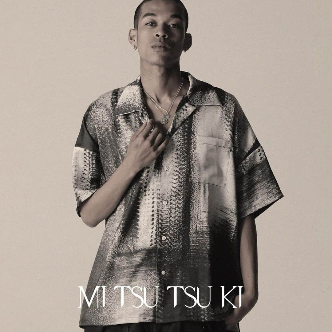 MOMIKENさんのインスタグラム写真 - (MOMIKENInstagram)「MITSUTSUKI NEW ITEM  ●NAME : mitsutsuki Crater shirt ●COLOR : BLACK ●SIZE : FREE 18,000円(19,800円税込)  #mitsutsuki#momiken」11月15日 17時52分 - momiken_spyair