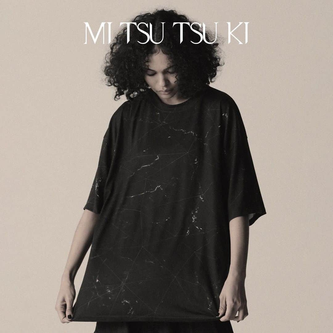 MOMIKENのインスタグラム：「MITSUTSUKI NEW ITEM  ●NAME : mitsutsuki  MOMIKENBASS Geometry T-SH ●COLOR : BLACK ●SIZE : FREE 15,000円(16,500円税込)  #mitsutsuki#momiken」