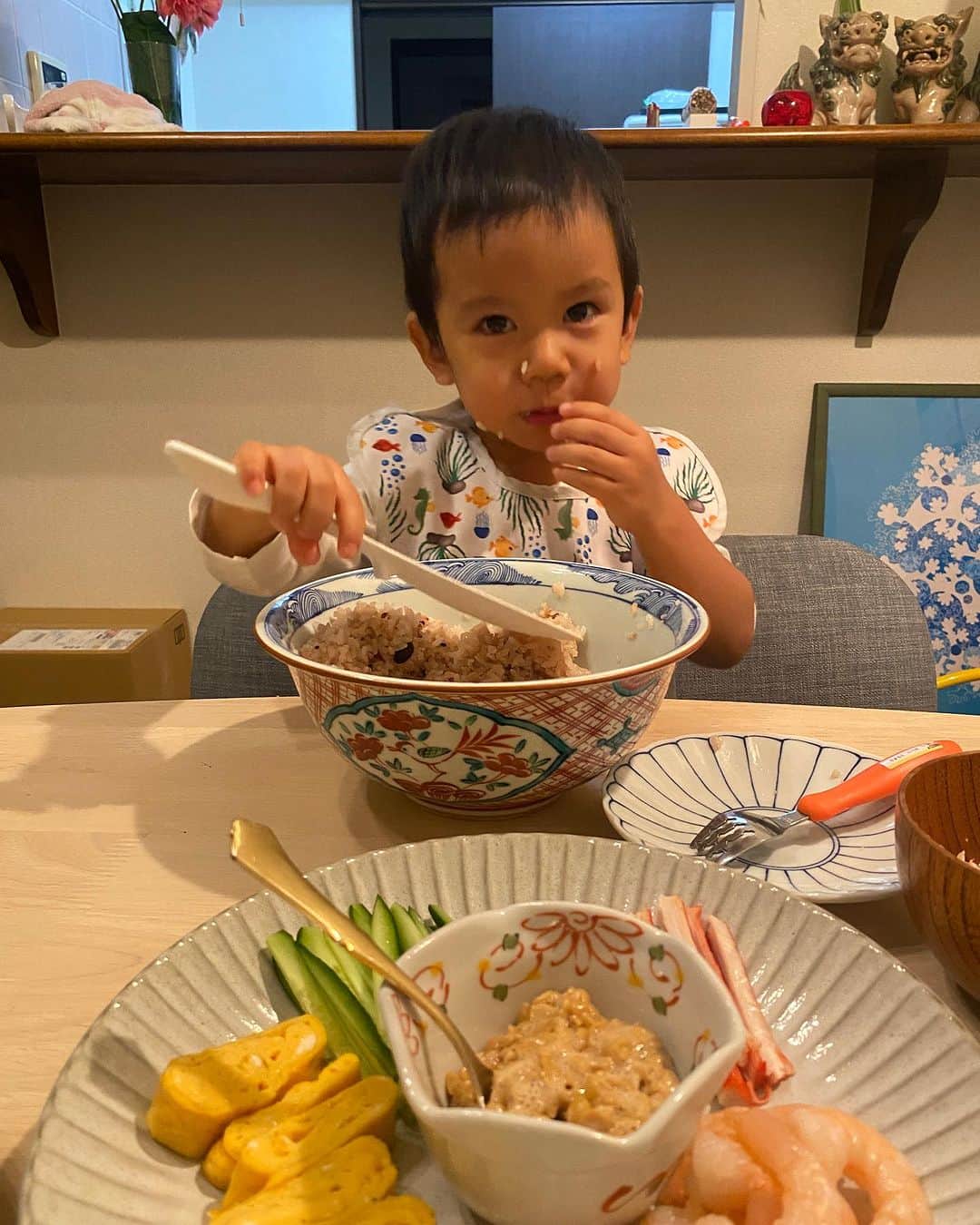 山本栄治のインスタグラム：「今夜は手巻き寿司パーティー  何も巻かず  米だけ食べる  一嬉💧😭  #手巻き寿司パーティーが こんなに楽しいと知らなかった。。。」
