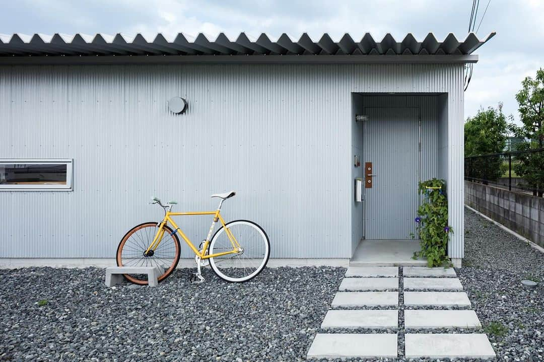 Horibe Associates co., ltd. のインスタグラム：「House in mita  more⇨@horibeassociates  #architecture #courtyard #Patio#двор#cortile#house#新築#design#modern#architects#architettura#デザイン#中庭#casa#simple #Haus #minimal #cortile#マイホーム計画#マイホームメモ#マイホーム記録#平屋#architecturephoto#archilovers#architecturephotography」