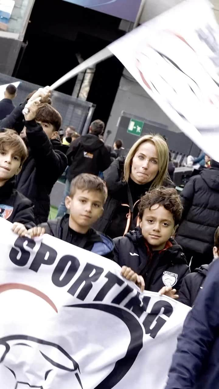 ウディネーゼ・カルチョのインスタグラム：「🤩🙌 Grande emozione per le #UdineseAcademy che hanno potuto sfilare a bordo campo nel pre partita di #UdineseAtalanta 💪  ✅ Oltre 4000 persone presenti  ✅ 31 affiliate coinvolte  - It was an unforgettable day out for the #UdineseAcademy kids who got to parade pitchside in the build-up to #UdineseAtalanta 💪  ✅ Over 4,000 people attended  ✅ 31 affiliates involved   @udineseacademy 🤍🖤  ⚪️⚫️ #ForzaUdinese #AlèUdin #WePlayForU」