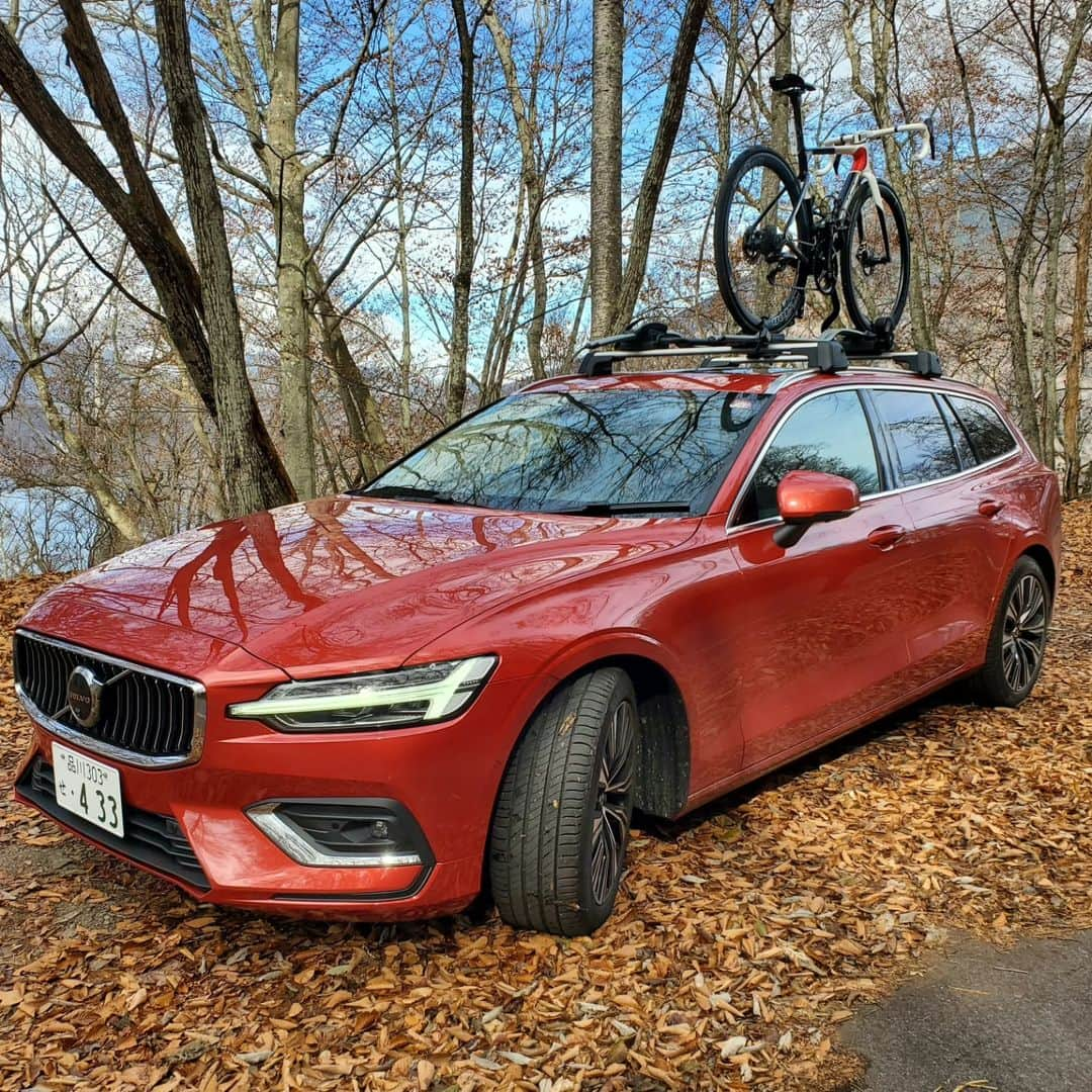 新城幸也のインスタグラム：「東京から岩手までドライブ🎶🚗🎶 紅葉🍁も綺麗でした。  #ボルボ #volvo #volvov60  @volvocarjp」