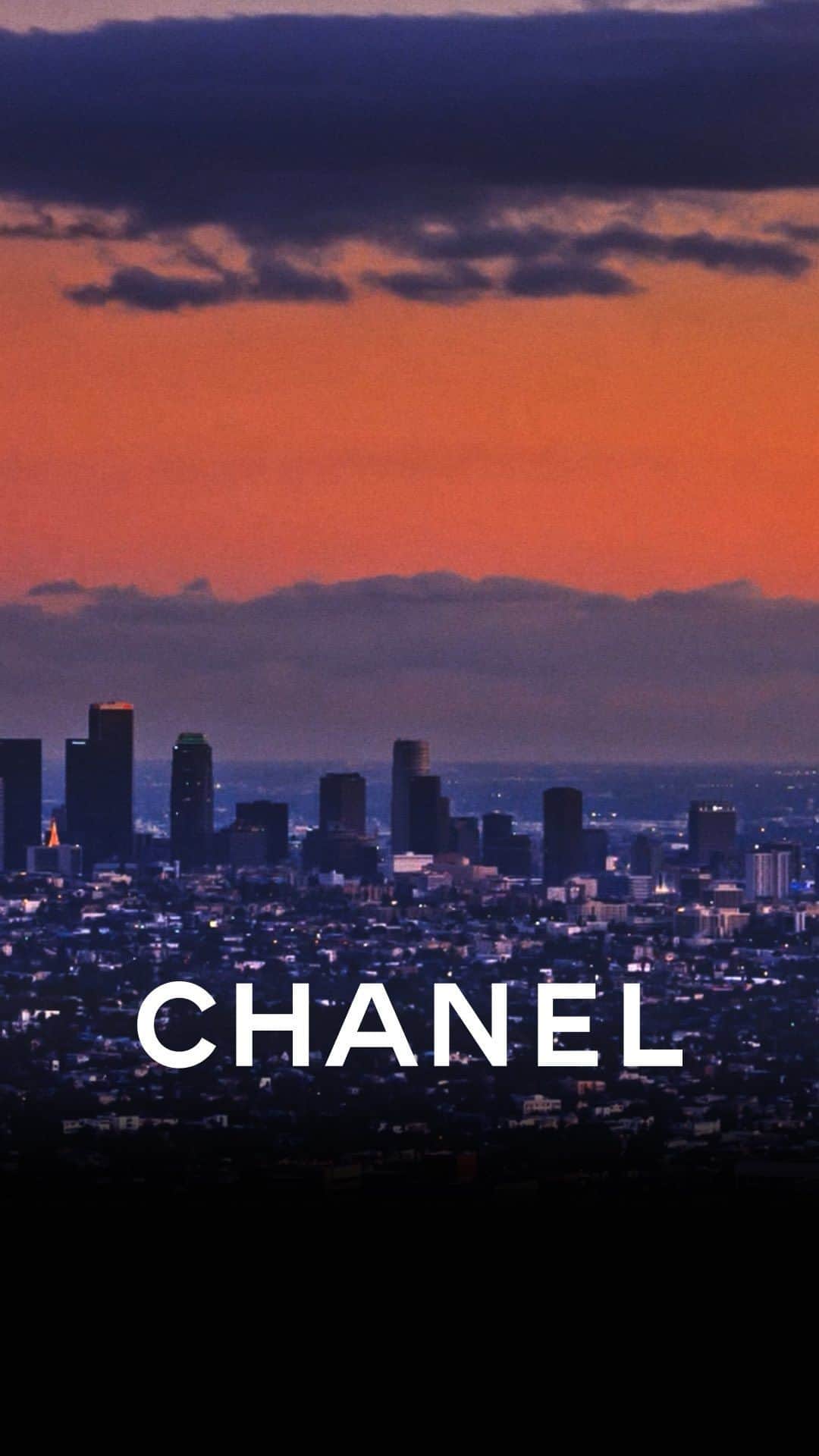 シャネルのインスタグラム：「The CHANEL Cruise 2023/24 collection combines Golden Age cinema glamour with Los Angeles’ wellness culture. Directed by Inez and Vinoodh, the campaign follows models Anna Ewers and Loli-Bahia, from Hollywood to the beaches of Malibu.  Film directed by Inez & Vinoodh.  The collection is now available in boutiques.  See more at chanel.com  #CHANELCruise @InezandVinoodh @AnnaEwers @LoliBahiaa」