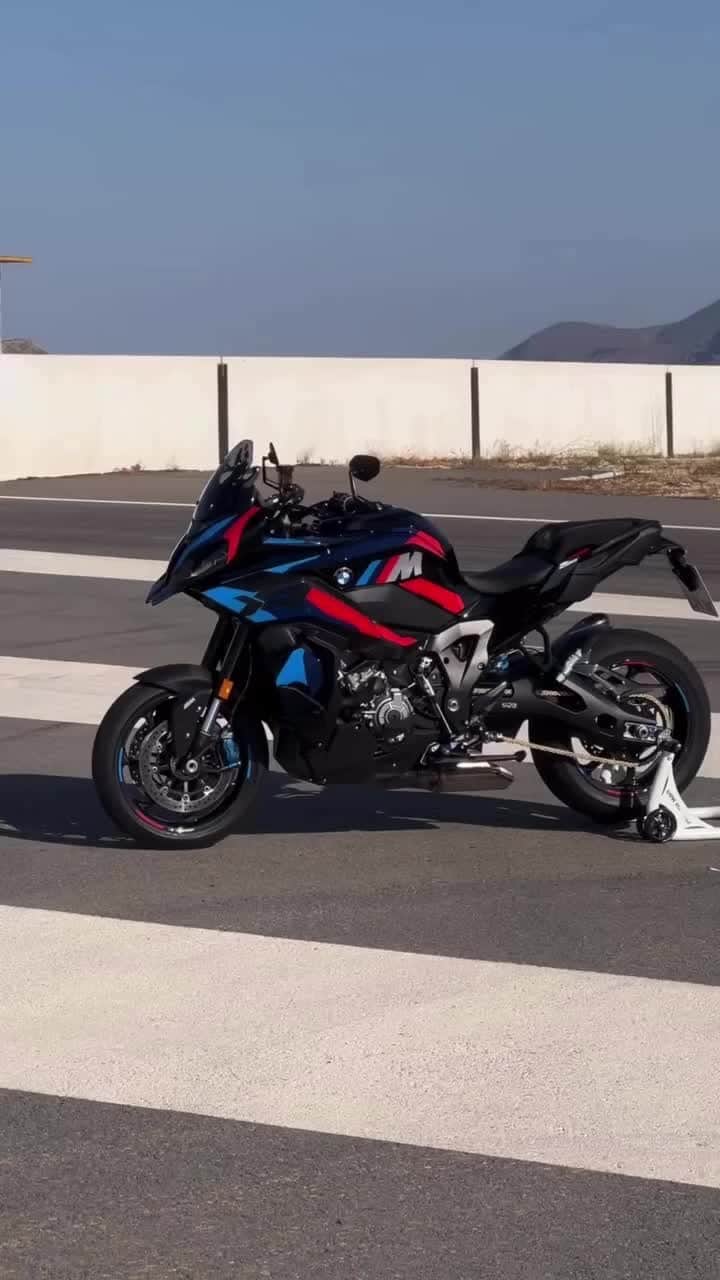 BMW Motorrad Japanのインスタグラム：「至高のパフォーマンス！ 🏁  #MakeLifeARide #M1000XR #NeverStopChallenging #BMWMotorrad」