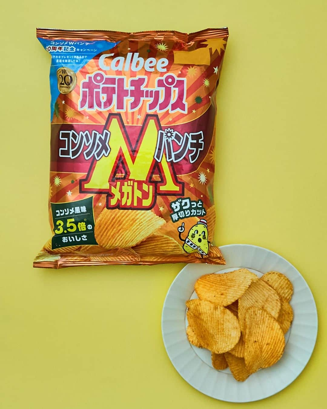 カルビーのインスタグラム：「「ポテトチップス コンソメメガトンパンチ」 『ポテトチップス コンソメＷパンチ』20周年の記念商品です！ 肉のうまみと野菜の甘みがギュッとつまった『ポテトチップス コンソメパンチ』のコンソメ風味3.5倍のおいしさを、ザクっと食べ応えのある厚切り食感でどうぞ♪  ＊全国のコンビニにて期間限定販売中です。  #calbee #カルビー #ポテトチップス  #コンソメ #コンソメパンチ  #コンソメWパンチ #コンソメメガトンパンチ  #コンソメMパンチ  #20周年 #45周年  #厚切りカット #コンソメーター  #おやつ #おつまみ  #ビール #ソーダ #ジン #サワー  #期間限定 #converse #コンバース  #コラボレーション  #秋ファッション」