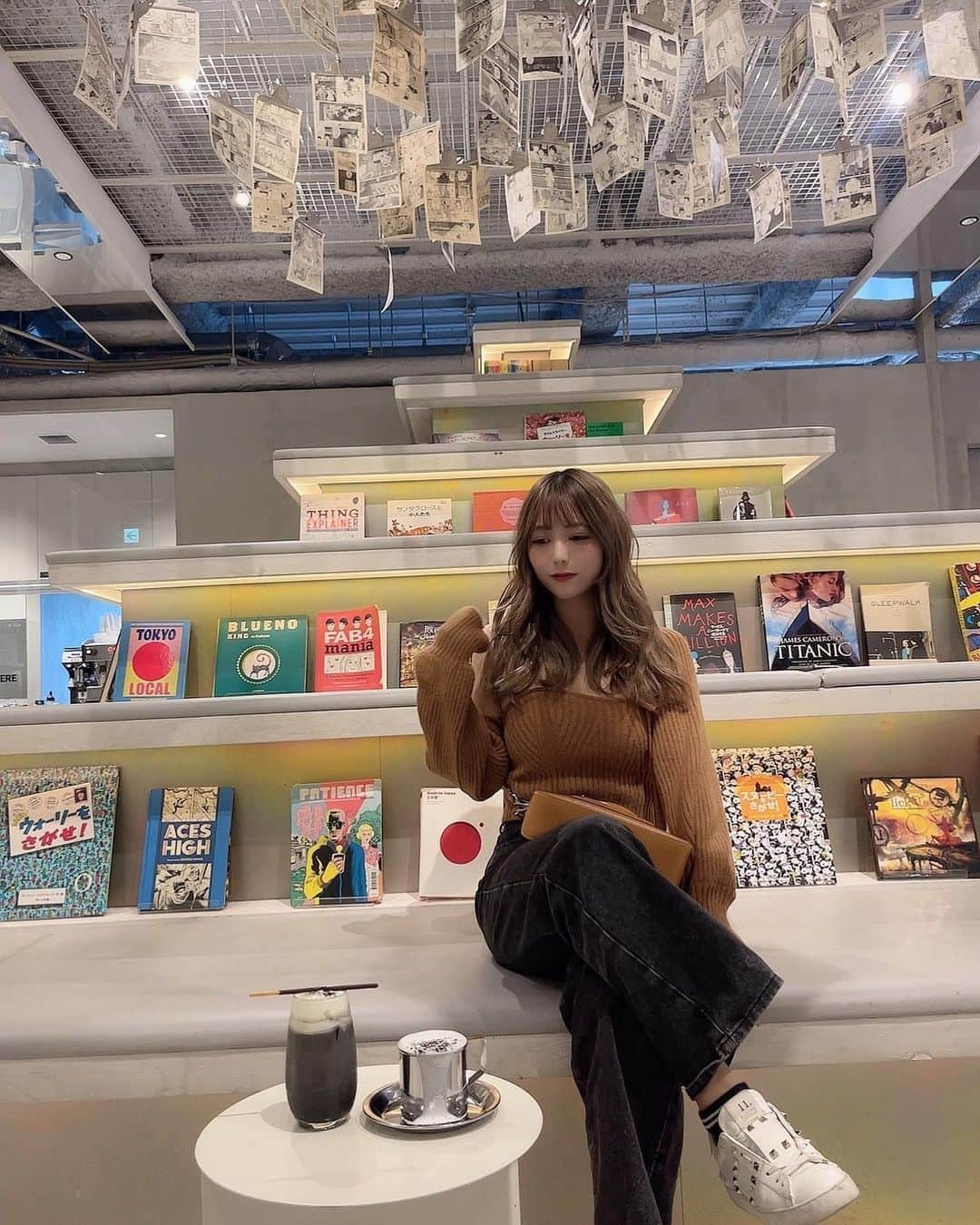 あいりさんのインスタグラム写真 - (あいりInstagram)「BOOK AND BED TOKYO 📚 心斎橋駅から徒歩3分 . 行ってみたかった泊まれる本屋さん！！ カフェ利用で行ったよー🥸☕️ 黒スイーツと本がオシャレ。。 心斎橋で終電逃したらありやな🤔笑 . . #大阪 #大阪カフェ #大阪ホテル  #ホカンス大阪 #心斎橋 #心斎橋カフェ  #心斎橋ホテル #ホテル #ホカンス #大阪グルメ #心斎橋グルメ #長堀橋  #長堀橋カフェ #長堀橋グルメ #osaka #osakajapan #bookandbedtokyo  #本屋 #大阪観光 #グルメ女子 #グルメ #카페 #팔로우 #좋아요 #오오티디  #instalike #instagood #followme」11月15日 18時01分 - gtamtgat