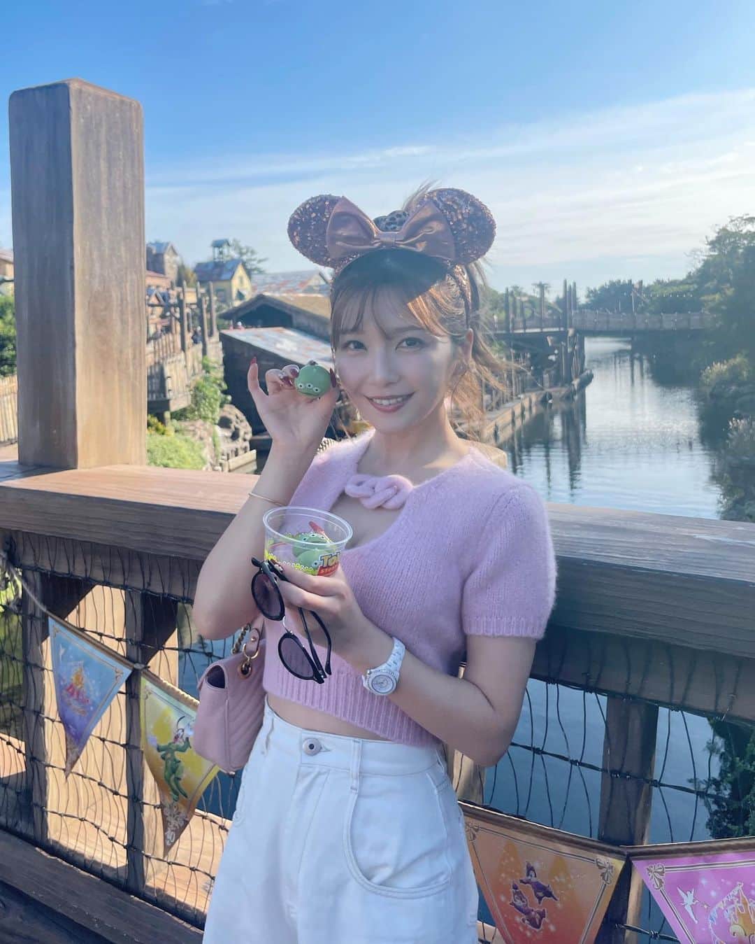 宇野実彩子のインスタグラム：「. 大人女子ディズニーほんと最高だった🎀  小さいQRで入園するのにビックリして 初ソアリン(ソワリンだと思ってた)感激して  夜のショーでも心が洗われて いっぱい歩いてすぐお腹空いていっぱい食べたら  あっという間に閉園時間😳!!  とにかくはしゃいで写真たくさんだから、明日も投稿続きます笑...」
