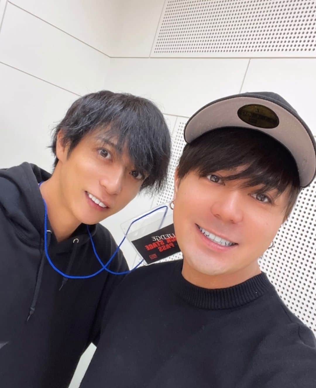武田知大のインスタグラム：「桑野くん！共通のしりあいなど多くてなんか今回が初めましての感じがしない！劇中でもしっかり絡みます！物語もどんどん出来上がっております！是非観に来てくださいね！ #闇兎」