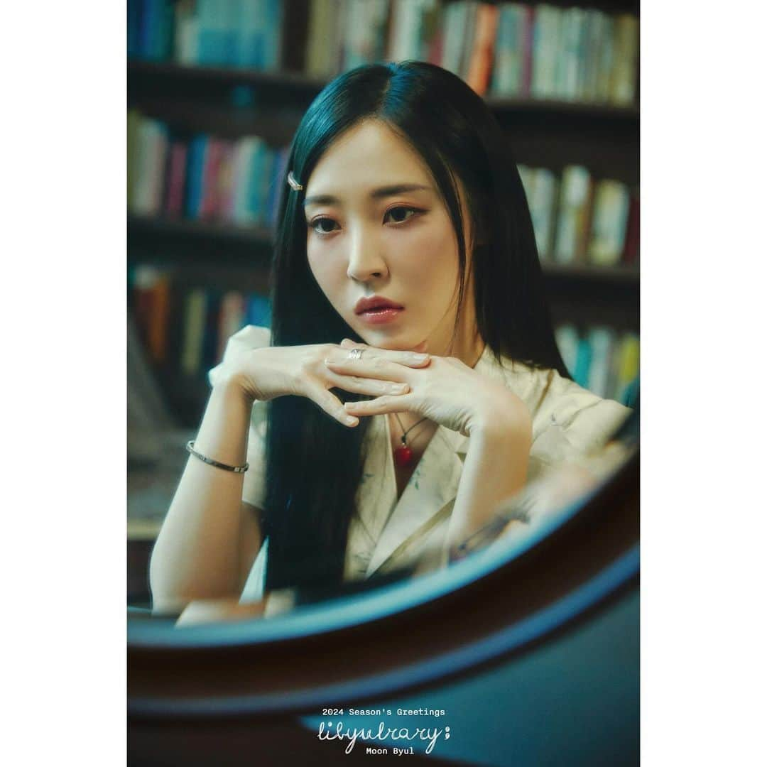 Mamamooさんのインスタグラム写真 - (MamamooInstagram)「. [#문별]  문별(Moon Byul) 2024 SEASON’S GREETINGS  📚 CONCEPT PHOTO 📚  📍 예약 판매 기간 ✔ ~ 23.11.21 (화) 3PM  📍 비젠트몰  ✔ http://www.bizent.co.kr/shop/shopdetail.html?branduid=1111587&xcode=003&mcode=001&scode=&special=2&GfDT=bm19W10%3D  #MoonByul #시즌그리팅 #LIBYULRARY」11月15日 18時03分 - mamamoo_official