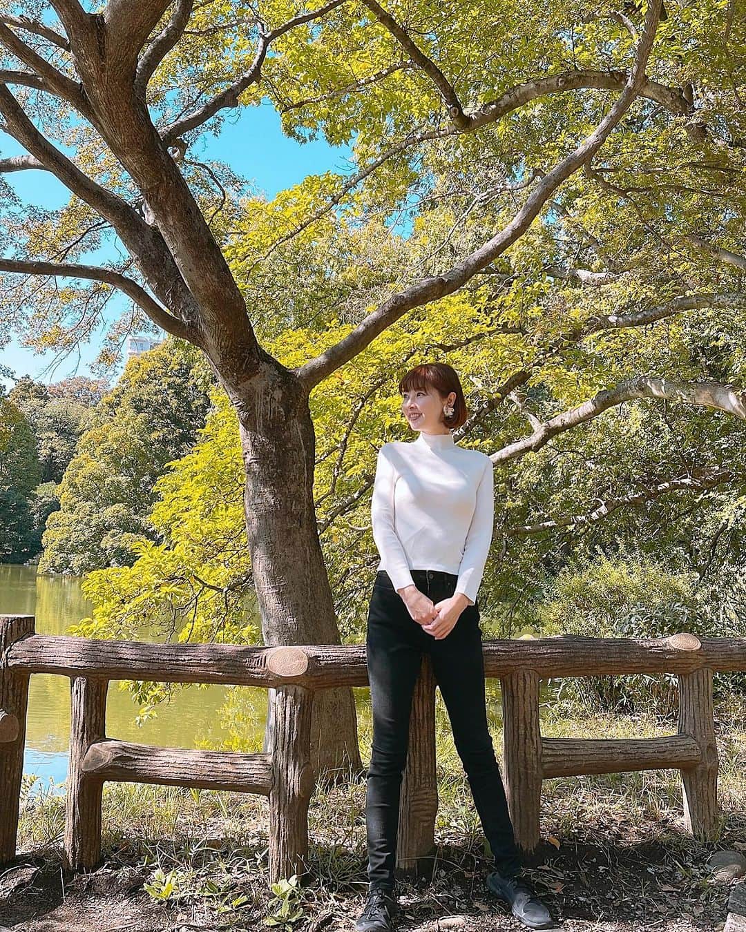 相沢礼子のインスタグラム：「緑の中を先日歩いて癒されました^ ^ 歩いたといってもほんの10分くらいですが😆 この公園の名前がぜんぜん思い出せないのですが、豊川悦司さんのドラマに出てきた公園でした🤣 一緒に行ったのはいつも優しいゆうちぇる♡ @yu_s915   #散歩 #公園 #centforce  #セントフォース #相沢礼子　 #紅葉」