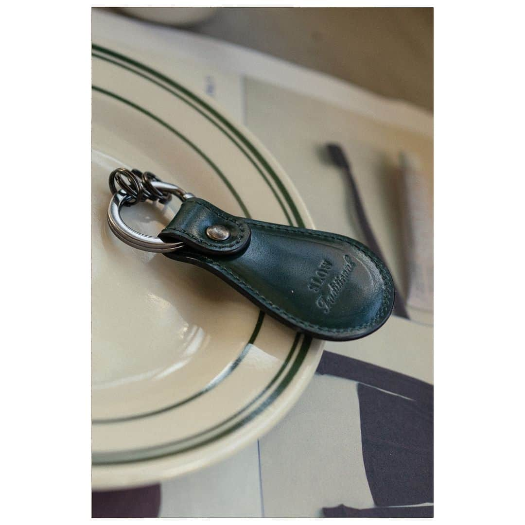 スロウさんのインスタグラム写真 - (スロウInstagram)「SLOW [ SLOW TRADITIONAL]  cordovan -Key holder- Price:￥10,450(tax included) Color : GREEN(#60)  革のダイアモンドと言われ革好きであれば一度は憧れる希少革を贅沢に使用したシリーズ創業1951年の馬革を専門とするプロフェッショナル新喜皮革のコードバンを表面に使用。原皮のほとんどがヨーロッパの農耕馬で、サラブレットのような筋肉質な馬、ポニーなどの小柄な馬からは採取できない特別なピースです。  南堀江ファクトリーにて丹念に仕上げられた素材の良さを最大限に活かした特別なアイテム。革の質、職人の技の織り成すSLOW traditionalの新たな提案です。常に持ち歩く数本の鍵を取り付ける為のkeycharmポケットから無駄の無いデザインはスマートに取り出せ、ちょっとし拘りが大人の男を演出してくれます。使っていくうちに、しっとりと手に馴染んでゆく色艶の変化も存分に味わっていただきたい。  #slow2008 #cordovan #keyholder」11月15日 18時05分 - slow2008