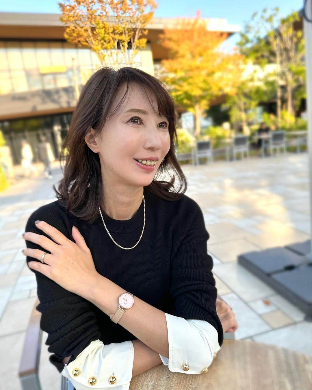 奈々のインスタグラム：「秋冬最大のタイムセール 「ブラックフライデー」がいよいよ開催されます💖  今こそご気に入る商品を手に入れるいいタイミング👍   秋冬コーデに不可欠なDW小物に 秋冬カラーDWアイテム 値上げ前にぜひ、チェックしたいDWアイテム持っておきたいハイブランド腕時計を💖  💎キャンペーン情報 11/15~11/28 DW「ブラックフライデーセール」が開催中❣️ 厳選されたアイテム最大50 OFFまで👍  💎併用可能の15%OFFクーポン: 【NANAFUJN2311】です❤️  このクーポンを使って、 公式ウェブサイトまたは直営店舗で購入すると、 15％オフになります👍 使用期限は2023年12月31日まで有効となります😊  ストーリーに「DW公式サイトを貼っておきます💖  PR @danielwellington   #ダニエルウェリントン #コーデ紹介 # #ブラックフライデー #購入品紹介 #おすすめ #腕時計 #腕時計くら部 #腕時計コーデ #腕時計倶楽部 #ネックレス #ネックレスコーデ #アクセサリー #アクセサリー女子 #ミセスモデル #アラフィフモデル #サロンモデル #サロモモデル #アクセサリーモデル」