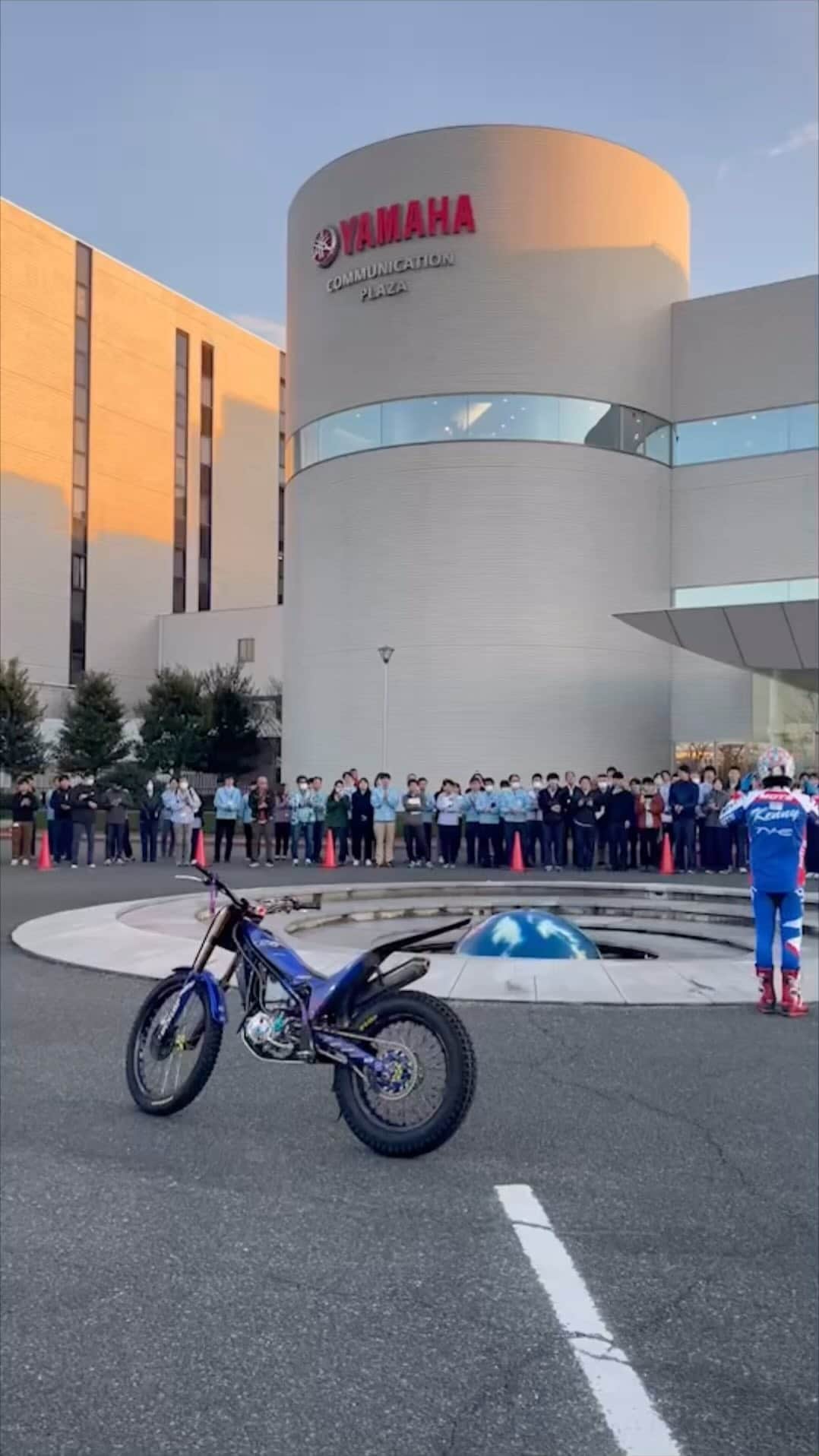 黒山健一のインスタグラム：「YAMAHA communication plaza😊 Kenichi & Fumitaka 👏 enjoy Trial show👍  #YAMAHA #yamahafactoryracing  #araihelmet #alpinestars #motsracing #DUNLOP #enjoybike」