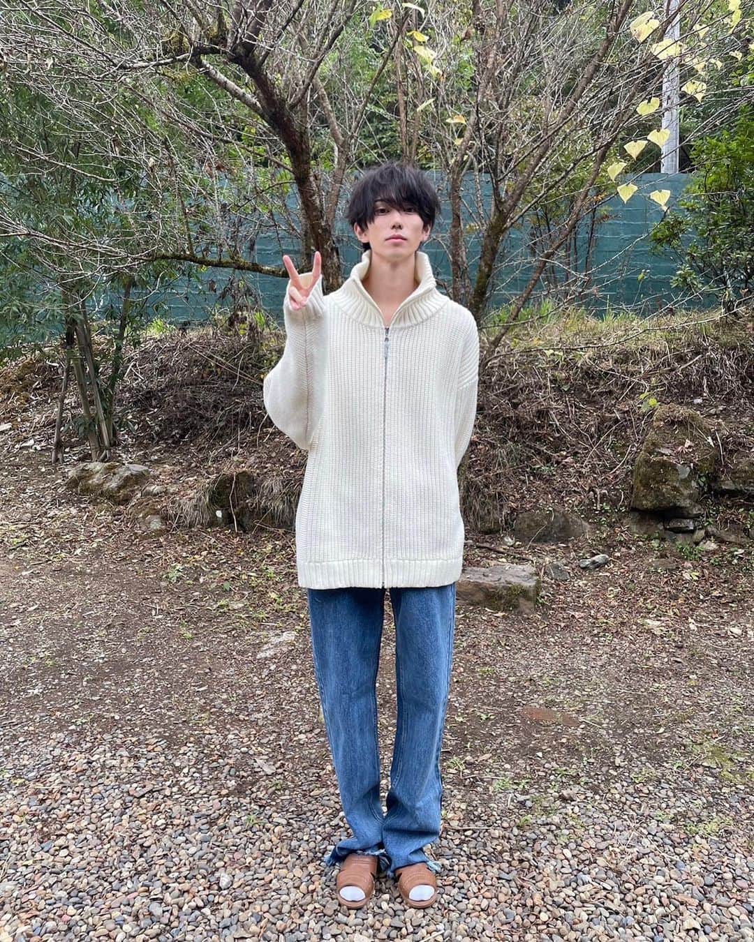 樋口晃平さんのインスタグラム写真 - (樋口晃平Instagram)「中国雑誌「SHIMO」表紙です。宜しくお願いします☺︎  この日はとても寒い日で、山付近で撮影したのですが 衣装チェンジが多くて寒いよりも履き替えるの方がめんどくさかったのでサンダルで過ごしてました。」11月15日 18時07分 - higuchi_kouhei1130