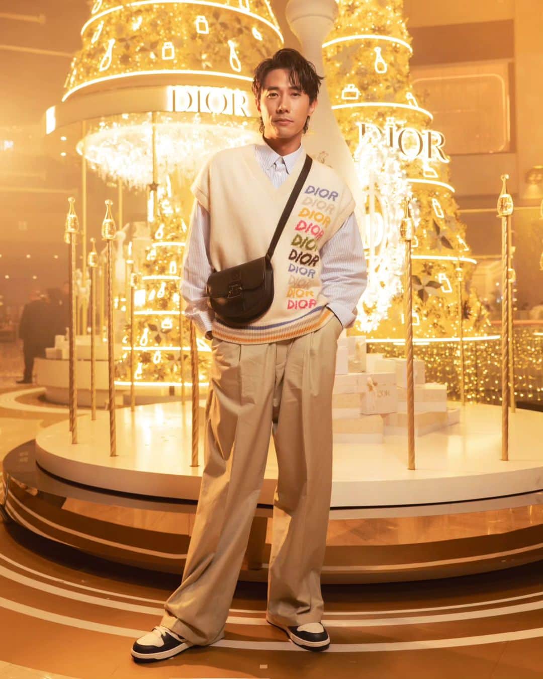 デスモンド・タンのインスタグラム：「It's the most wonderful time of the year! 🎄  Celebrate the holidays with @diorbeauty at the magical Dior Beauty Holiday Installation at Marina Bay Sands from now till 31 December.  Find your loved ones their perfect gifts at @diorbeauty now! Shop Dior Beauty’s limited-edition festive gifts at Dior Beauty Boutiques and Counters, and on the Dior Beauty Online Boutique (https://shop.dior.com.sg/).  @diorbeauty @dior @diorbeautylovers #DREAMINDIOR #DIORHOLIDAY」