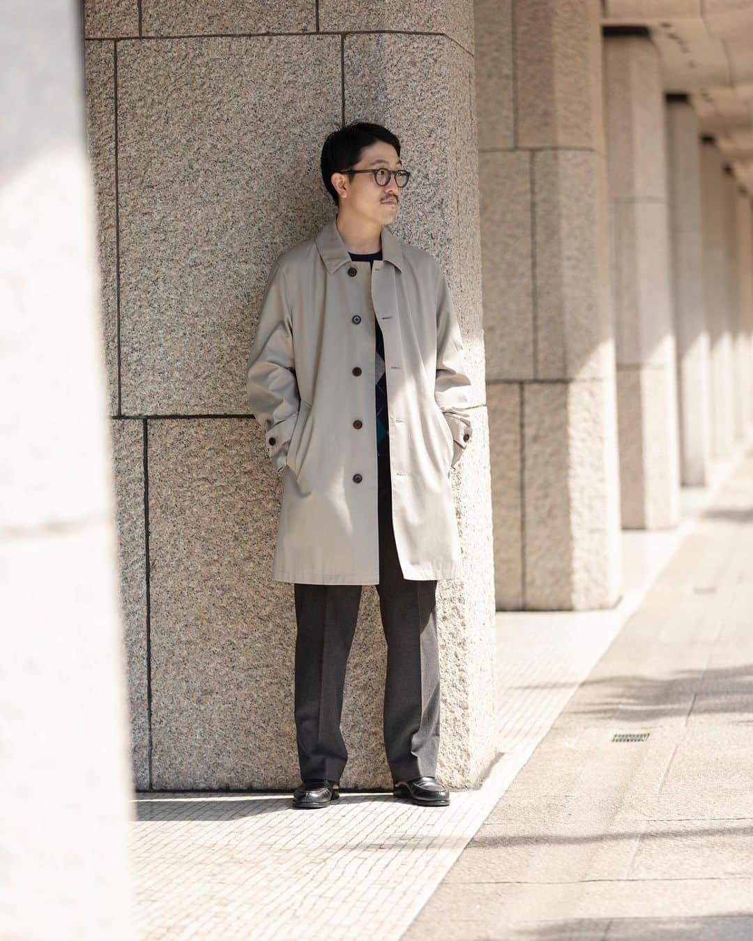 SHIPSさんのインスタグラム写真 - (SHIPSInstagram)「NEW ITEM  VENTILE SOUTIEN COLOUR COAT ¥35,970(inc. tax) 114-14-0272 size：S / M / L / XL color：BEIGE / OLIVE / NAVY 取り扱い店舗：SHIPS MEN取り扱い店全店  撥水性が高いVENTILE生地を使用した、全天候型万能コート。  VENTILE生地とは、細番手のコットン双糸を限界まで打ち込むことで、高密度に織られた生地のことを指します。密度が高いため、天然素材を使用していながらも、軽度の水や風の侵入を防ぐ事が可能となります。また、透湿性にも優れているため、内側の蒸れた空気を通し、外に逃がしてくれる効果もあります。  高機能素材としてミリタリーウェアやアウトドアウェアといった厳しい自然環境下での使用を想定したウェアにも多く採用されています。   #ships #shipsmen #ventile #ventilecoat #soutiencolourcoat #coat #menfashion #23fw #シップス #シップスメン #ベンタイル #ステンカラーコード @ships_official」11月15日 18時12分 - ships_official