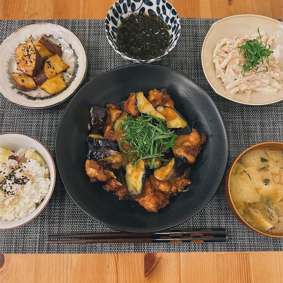 樽見麻緒のインスタグラム：「最近のごはん記録👩🏻‍🍳 ⚪︎茄子と鶏唐揚げのみぞれ煮 ⚪︎長芋の豚バラ巻き ⚪︎残り野菜のトマトソースパスタ ⚪︎おでん.鮭ときのこの炊き込みご飯 ⚪︎牡蠣とベーコンのクリームパスタ🦪  #まお飯#おうちごはん#料理記録#自炊#料理好きな人と繋がりたい#献立#献立記録#自炊生活#ママごはん#お皿好き#器のある暮らし#器好きな人と繋がりたい」