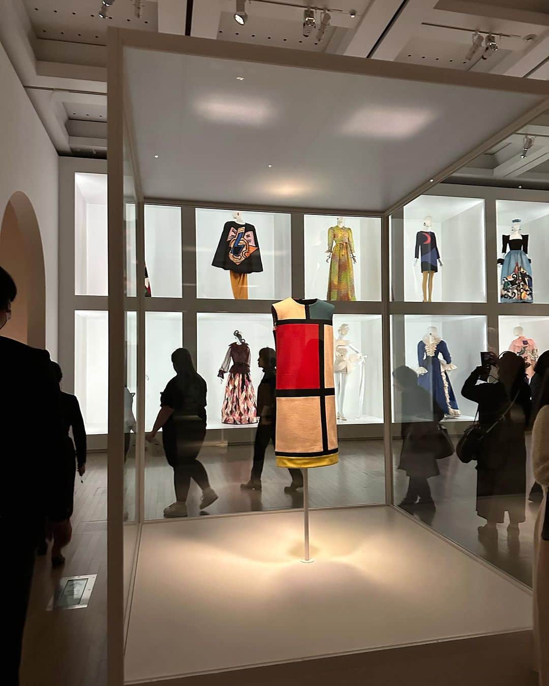 美舟さんのインスタグラム写真 - (美舟Instagram)「YSL 「イヴ・サンローラン展　時を超えるスタイル」 新国立美術館で開催されています。  平日の午後に行ったのですが、凄い人でした。 間近でみれるなんて本当に凄い。 ドレス、きめ細やかな刺繍、立体感、お国をイメージしている洋服達、、、  愛さんが当時Collectionで着ていたものも展示してありました。 @ai_tominaga_official   21歳でデビューしてから、2002年に引退するまでの40年の活動  凄すぎます。  #ysl #時を超えるスタイル #新国立美術館」11月15日 18時14分 - mifune2014