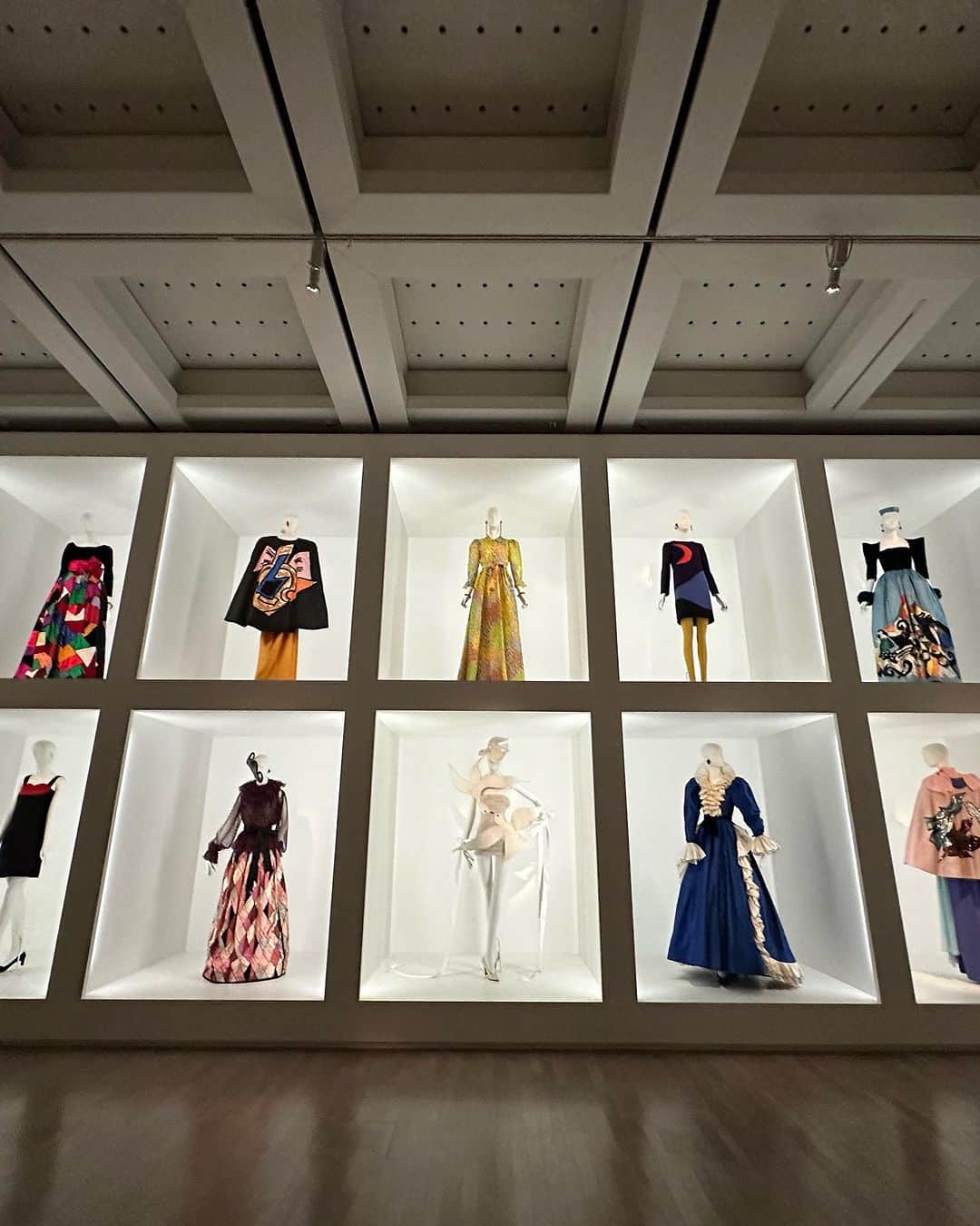 美舟さんのインスタグラム写真 - (美舟Instagram)「YSL 「イヴ・サンローラン展　時を超えるスタイル」 新国立美術館で開催されています。  平日の午後に行ったのですが、凄い人でした。 間近でみれるなんて本当に凄い。 ドレス、きめ細やかな刺繍、立体感、お国をイメージしている洋服達、、、  愛さんが当時Collectionで着ていたものも展示してありました。 @ai_tominaga_official   21歳でデビューしてから、2002年に引退するまでの40年の活動  凄すぎます。  #ysl #時を超えるスタイル #新国立美術館」11月15日 18時14分 - mifune2014