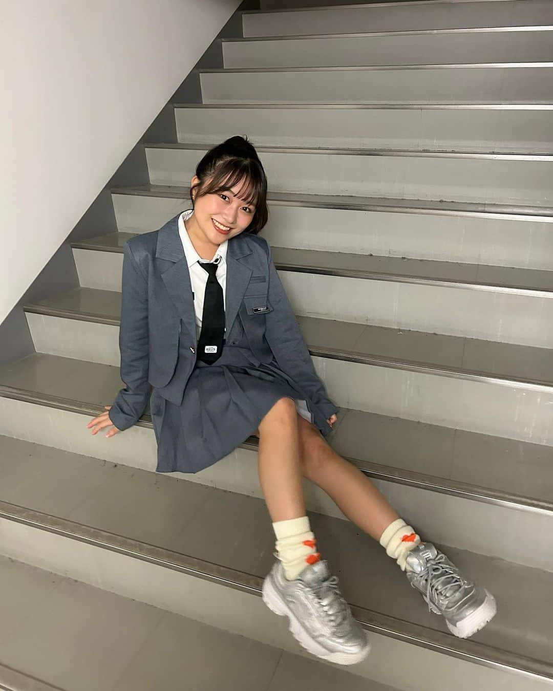 島崎友莉亜のインスタグラム：「制服久しぶりに着た❕  #制服衣装 #アイドル #idol #japaneseidol #にきちゃん」