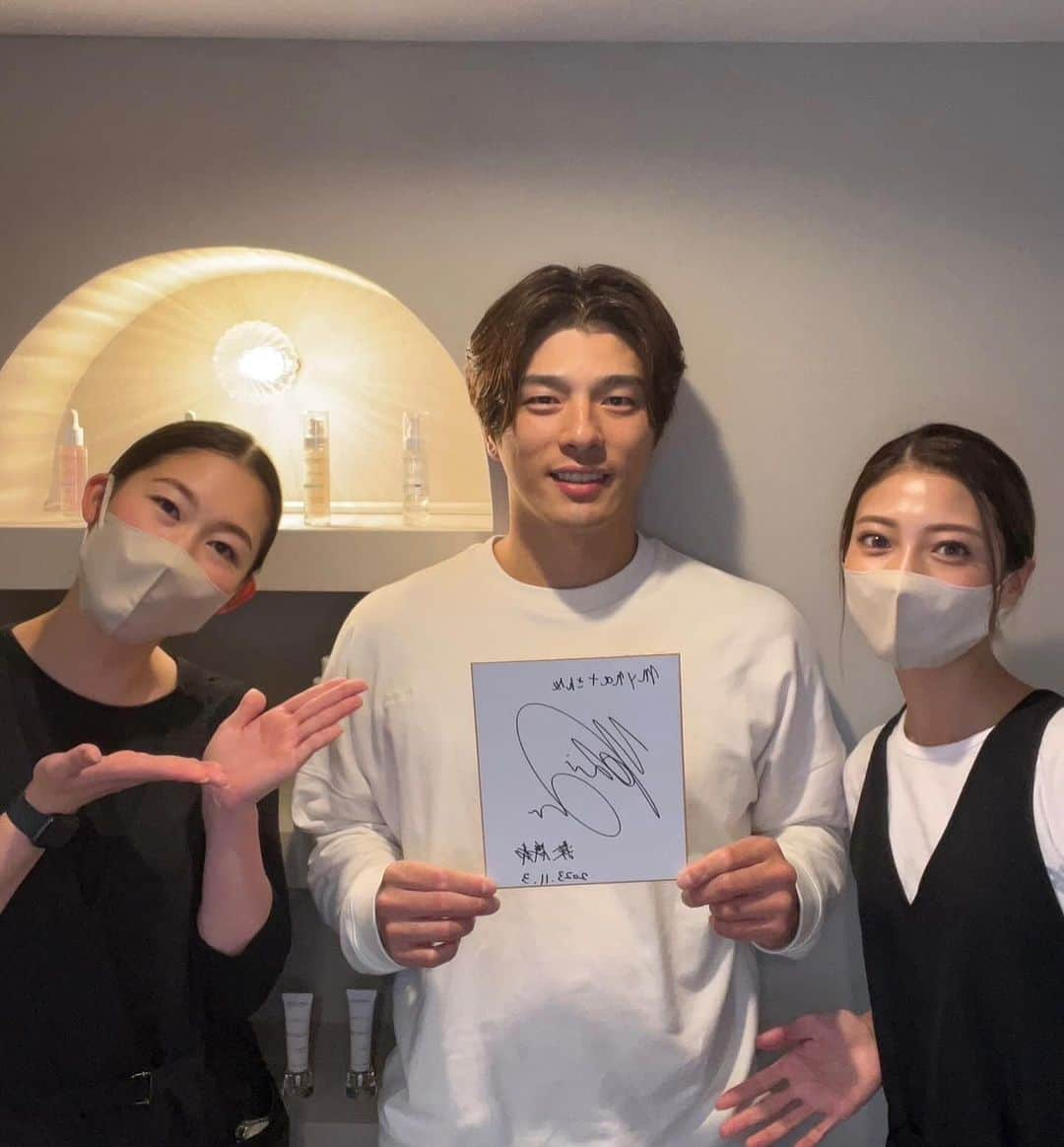 湊祥希さんのインスタグラム写真 - (湊祥希Instagram)「地元の同級生2人が表参道にオープンしたmyna+【マイナプラ】に行ってきたよ〜！  クリスティーナを取り扱っていて、カウンセリングをしてから、自分の肌状態に合ったクリスティーナ【#イラストリアス】トリートメントをしてもらいました！  今回やったのはイラストリアスと言うピーリングで、今あるシミやこれからできるシミ、美白にも効果的なんだって！ 他にもハーブピーリングとかあったよ〜  今なら『よしきのインスタ見た』で10%OFFの価格で出来るみたいだよ！チェックしてみて〜  @mynaplu_omotesando  #表参道エステ#プライベートサロン#肌質改善#エステ#フェイシャルエステ#クリスティーナ#ハーブピーリング#毛穴対策#毛穴黒ずみ#美容液#毛穴洗浄#マイナブラザーズ」11月15日 18時14分 - yoshiki_minato