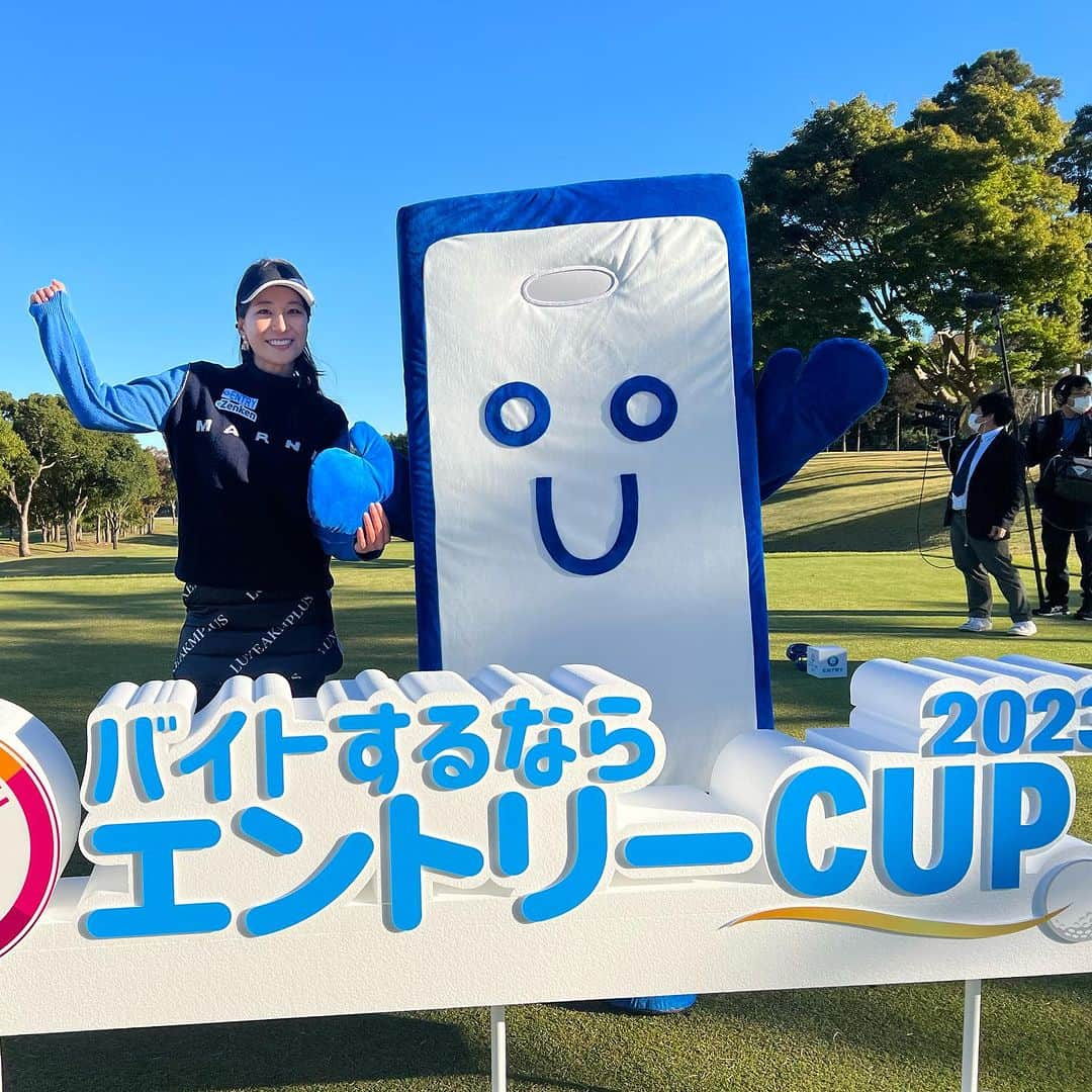 杉山美帆のインスタグラム：「いつも応援して頂いてるエントリーさんの　@entry_pr  バイトするならエントリーCUP🥰楽しかった〜⛳️ 毎年恒例の豪華ゲストたくさんで年々豪華に🥺🫶🏻 今年は撮影班にアルバさんが来ていて、掲載されます🫶🏻すごい🤣  ホールインワン賞、残念〜🥲 ありがとうございました🥰⛳️  #バイトするならエントリー #zenken #myアセット #ゴルフ #golf」