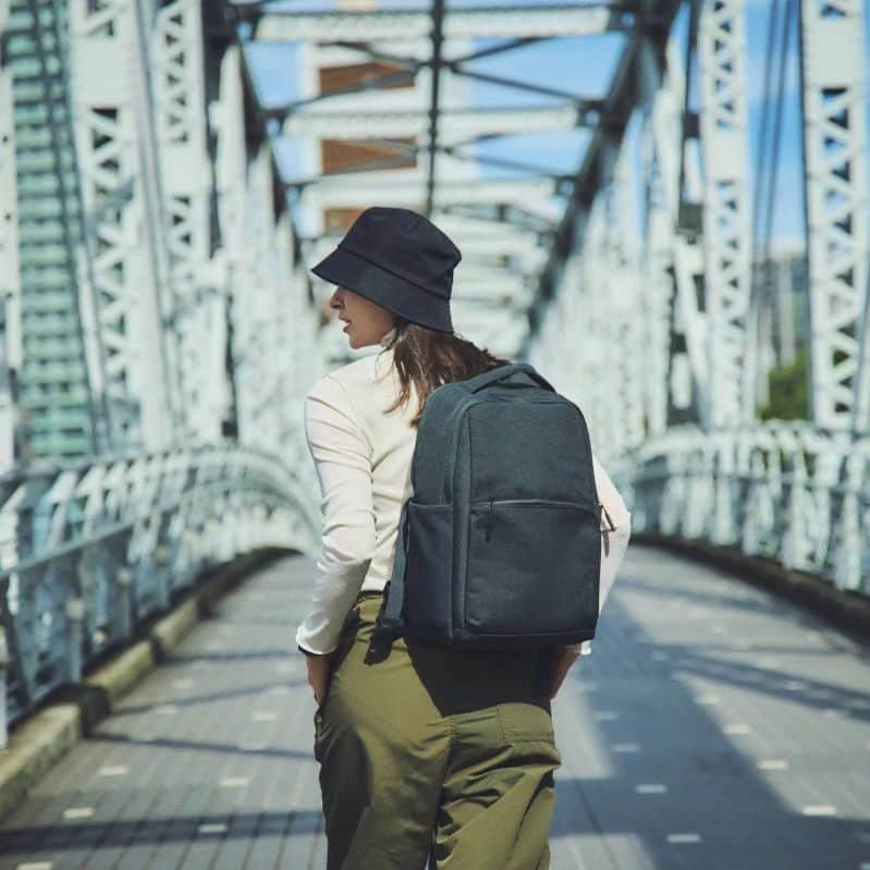 Incase Japanのインスタグラム：「- Facet 20L Backpack -  シンプルでシーンを問わないデザイン  Incaseらしい、現代社会にふさわしいシンプルで機能的なデザインも健在だ。 徹底して無駄を排し、機能を追求することで均整なプロポーションと洗練された見栄えを生み出している。  【サイズ】約H43 x W30 x D16 cm 【重さ】0.6kg 【価格】13,750円  商品に関するお問い合わせや通信販売のご用命は、プロフィール欄にある連絡先（Incase SHINJUKU）までご連絡ください。 皆さまのお悩みを専属スタッフがサポートいたします。  ▷詳しくは @incase_japan プロフィールからOFFICIAL ONLINE STOREへ  #incase #goincase #incasejapan」