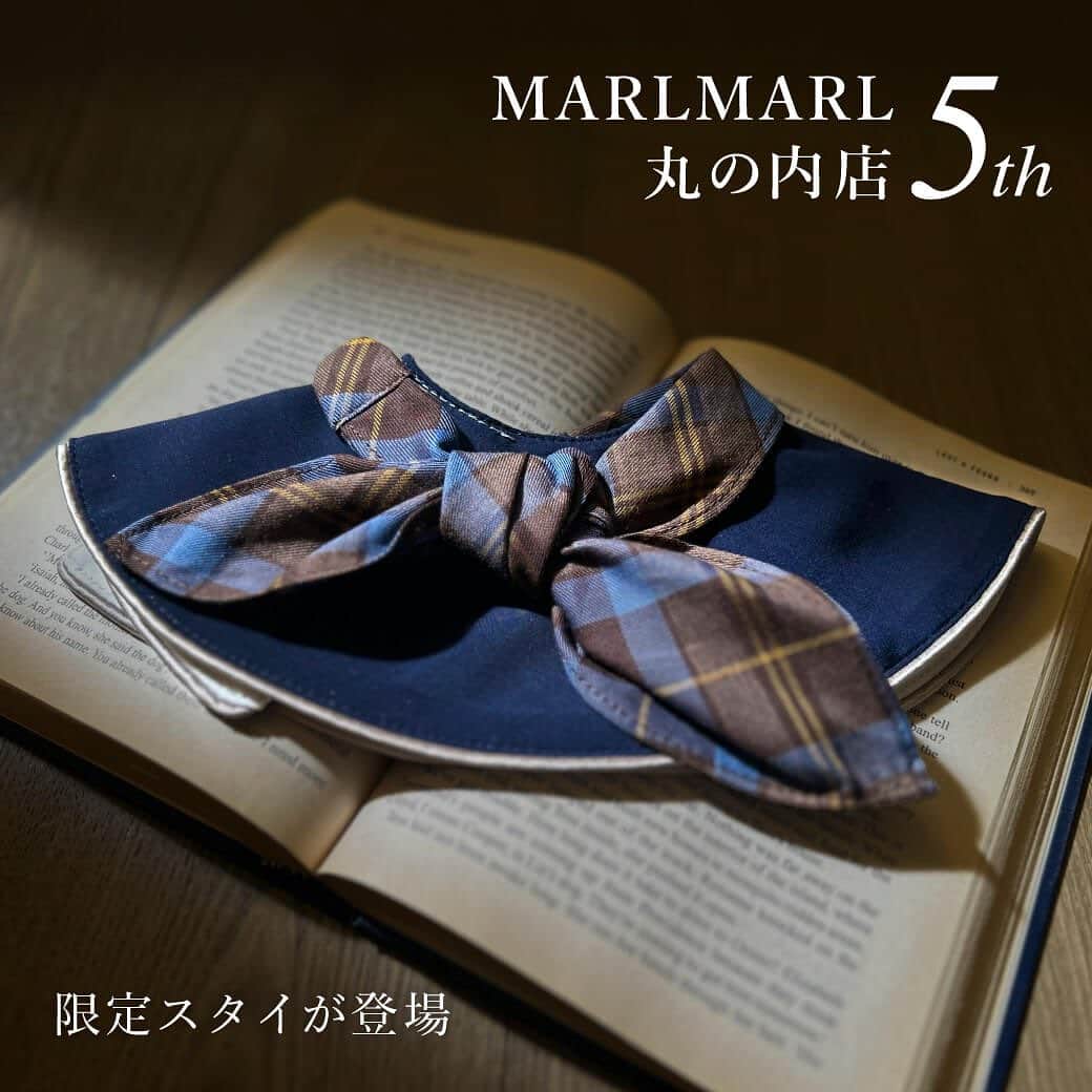 MARLMARL（マールマール）さんのインスタグラム写真 - (MARLMARL（マールマール）Instagram)「＼まわるまわるAnniversary／丸の内店5周年限定スタイが発売✨ ⁡ 2023年11月で5周年を迎えるMARLMARL 丸の内店。 ⁡ ご来店いただいた皆様のお陰で、無事5周年という節目を迎えられることができました。 ⁡ ご愛顧頂いた皆様に、改めて心より御礼申し上げます。 ⁡ 5周年の感謝の気持ちを込めて丸の内店限定スタイ「brique」を、数量限定で11月16日(木)から発売します。 ⁡ 丸の内の街並みをイメージした上品なデザインで、よだれを卒業したお子様でもつけ襟として秋冬のお出かけスタイにもぴったり。 ⁡ 数量限定のためなくなり次第終了となりますので、お見逃しなく！ ⁡ ⁡ brique / スタイ ¥3,850」11月15日 18時16分 - marlmarl_tokyo