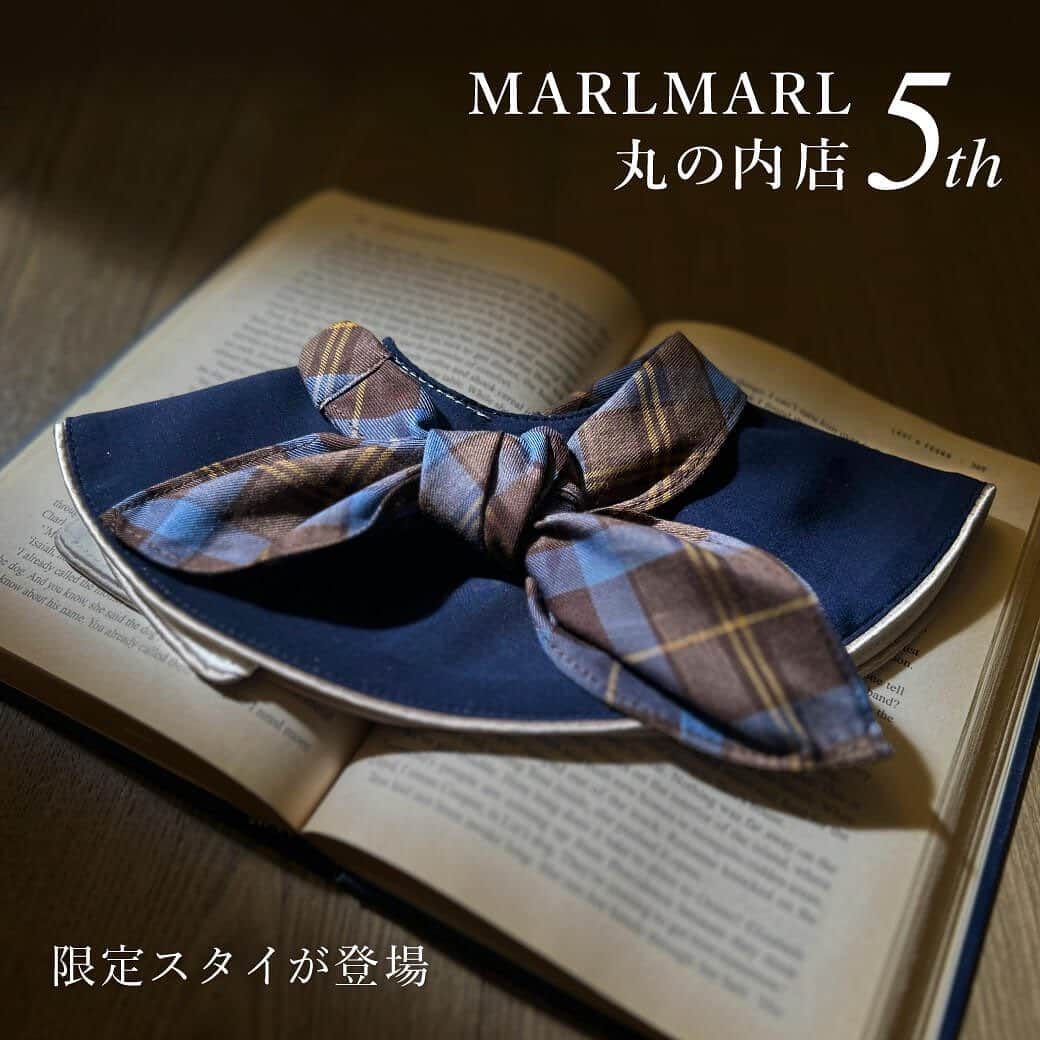 MARLMARL（マールマール）のインスタグラム：「＼まわるまわるAnniversary／丸の内店5周年限定スタイが発売✨ ⁡ 2023年11月で5周年を迎えるMARLMARL 丸の内店。 ⁡ ご来店いただいた皆様のお陰で、無事5周年という節目を迎えられることができました。 ⁡ ご愛顧頂いた皆様に、改めて心より御礼申し上げます。 ⁡ 5周年の感謝の気持ちを込めて丸の内店限定スタイ「brique」を、数量限定で11月16日(木)から発売します。 ⁡ 丸の内の街並みをイメージした上品なデザインで、よだれを卒業したお子様でもつけ襟として秋冬のお出かけスタイにもぴったり。 ⁡ 数量限定のためなくなり次第終了となりますので、お見逃しなく！ ⁡ ⁡ brique / スタイ ¥3,850」