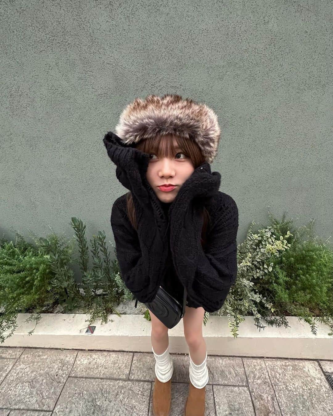 安藤梨花のインスタグラム：「帽子ぽわぽわあったかい🧶」