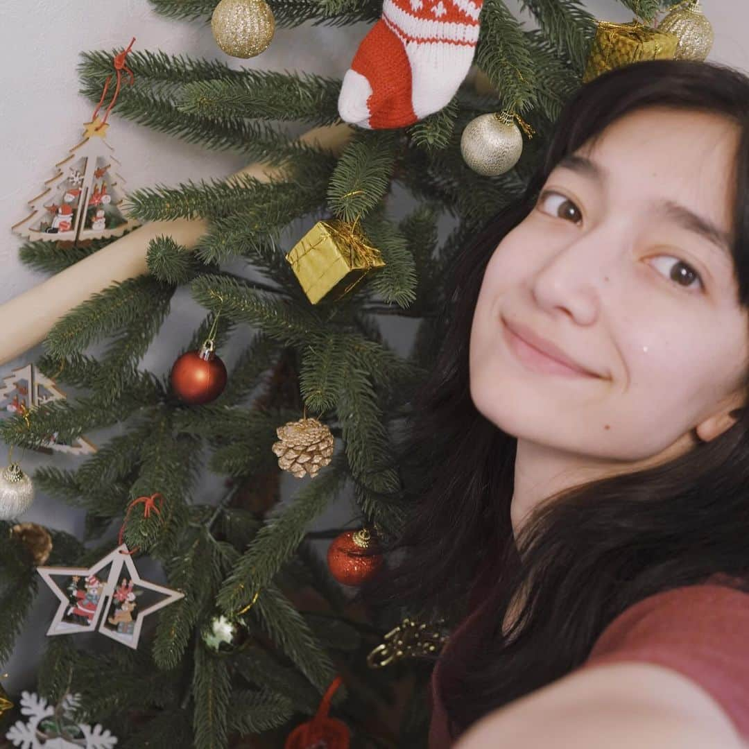 高瀬真奈さんのインスタグラム写真 - (高瀬真奈Instagram)「待ち侘びるホリデー🎄  壁に沿って置けるニトリの便利なハーフツリーに、100円ショップで揃うオーナメントの、例年よりは可愛らしいクリスマス（手軽さ重視になってきた笑）あとはリースを手作りしたら完成ー！！若干季節遅れなニットを着たコも傍で見守ってくれてました🐕私よく見たら顔にキラキラついてる。。  ここからは直近の イベントのリマインド🪅 ____________________ 11/18 10:00-12:00 11/19 14:00-16:00 甲府のお店出店します！  AnalogMarket@青山 ____________________ 12/2  12:00-17:00 事務所の皆さんとフリマします！ LuunaMarket @中目黒 ____________________ 12/3  13:00-16:00 甲府で武田信玄公ゆかりの地を散策します！（参加者募集中☎️）  『こうふ開府の日×信玄公没後４５０年私の地域・歴史探訪スペシャル』@甲府 ____________________ 年末に向けてワクワクするこの季節にイベント続きで嬉しいです。最高！！ひとまず最短はアナログマーケットお待ちしてます💿気軽に遊びに来てくださーい！  12月のイベントはまた追って詳細お知らせします❤️‍🔥」11月15日 18時25分 - manatakase_