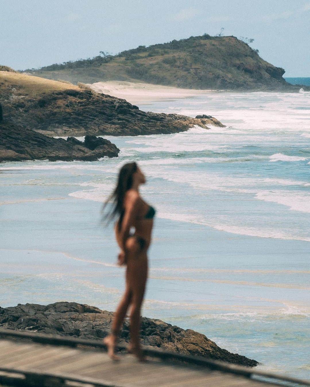 Rachel Apollonioのインスタグラム：「Sempre me lembro que durante toda minha infância e adolescência, nos meus aniversários, na hora de assoprar as velinhas eu sempre pedia pra viajar o mundo. O máximo que eu pudesse, até que minhas prioridades e interesses mudassem. Cada vez que penso nas memórias que carrego penso como sou afortunada ❤️ e só posso agradecer. Se estou aqui a trabalho, esse é o melhor trabalho que eu poderia ter.  -  I always remember that throughout my childhood and adolescence, on my birthdays, when blowing out the candles, I always asked to “travel the world. As much as I can, until my priorities and interests change”. Every time I think about the memories I carry, I think how fortunate I am ❤️ and I can only be grateful. If I'm here for work, this is the best job I could have.」