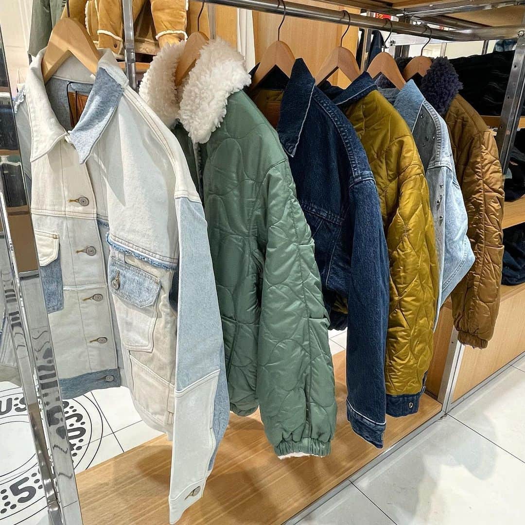 大丸神戸店のモノとコトさんのインスタグラム写真 - (大丸神戸店のモノとコトInstagram)「. 〈Levi's〉POP-UP SHOP開催中です✨ 📅11月21日(火)まで 📍1階 東エスカレーター横イベントスペース  Levi's 501®の誕生から150年。 150周年目に送る数々のアニバーサリーモデルをはじめ、すべての工程を日本国内で手掛け、高品質を追求した特別なコレクション「MADE IN JAPAN™」シリーズを本館１階 東エスカレーター横イベントスペースで展開いたします。  この機会に是非お立ち寄りください。  #大丸神戸店 #daimarukobe #大丸 #kobe #旧居留地 #LEVIS #リーバイス#ジーンズ」11月15日 18時18分 - daimarukobe