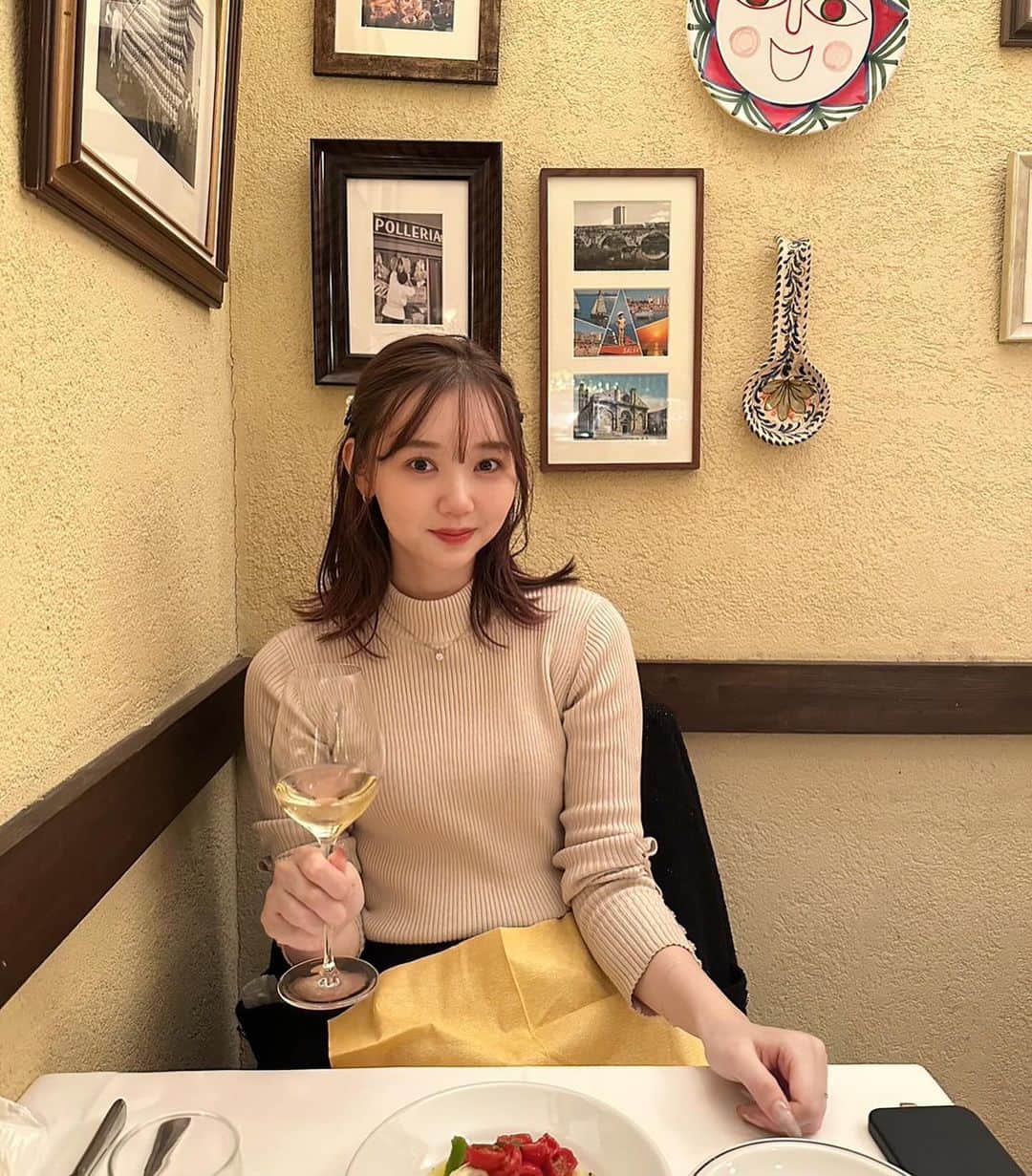 江野沢愛美のインスタグラム：「先日、お友達とディナー🍽️突然撮ってくれたから前髪（笑）  美味し過ぎたカプレーゼと白ワイン。 イタリアに来たかのような、素敵なお店を紹介してもらった♡  あ！明日夜はお知らせありますー！ みんなビックリするかも。嬉しすぎるお仕事でした！」