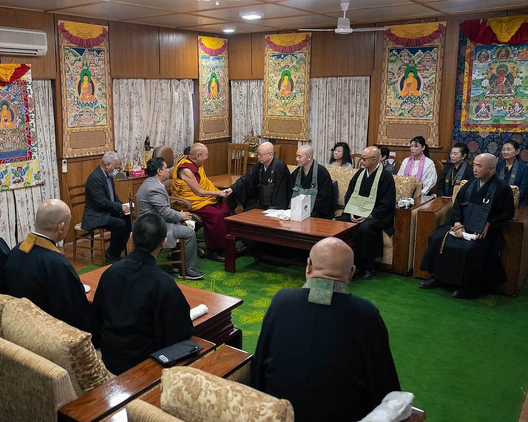 ダライ・ラマ14世のインスタグラム：「HHDL in conversation with members from Sotoshu Schools of Japanese Zen Buddhism at his residence on November 15, 2023. Photo by Tenzin Choejor」