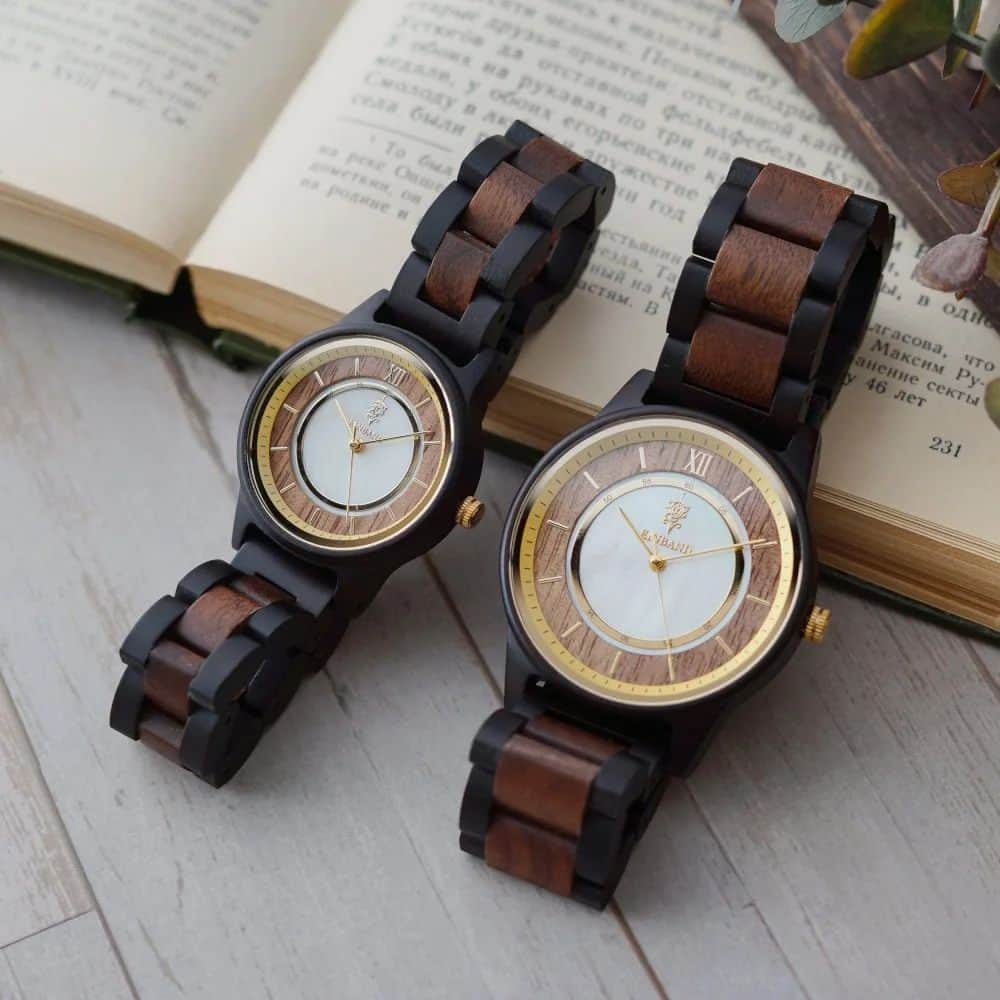 EINBAND -アインバンド-のインスタグラム：「先日のデザインフェスタより 先行販売して大好評をいただきました 天然貝マザーオブパール×木製腕時計 『Anmut』を近日中に オンラインショップより 販売させていただきます😆👍  #EINBAND #木の時計」