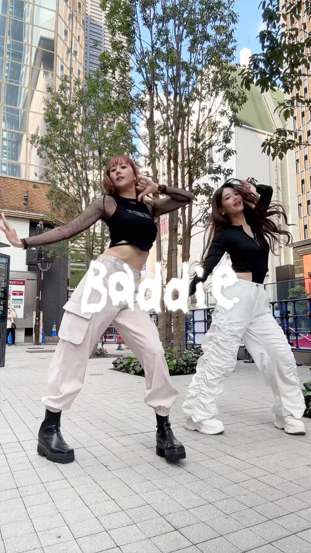 日向カンナのインスタグラム：「かんりさdance👯✨✨ イベント撮影前に会場前で練習してみたら、ほぼ初合わせだったけど、何とかいい感じでした🤭✨ふぅ。 カンナは朝イチで覚えての挑戦だったので、少し緊張気味でした。笑 安堵の笑みが、ラストは漏れ漏れです🤭！ふふ。  双子ぽい衣装もいい感じでしょ🫶🏻？  #ive #baddie #日向カンナ #lisa-p #かんりさ  #원스  #데일리패션 #reelsvideos #likeforlike  #japanesegirl #japan #japanese #fyp  #ダンス #dance #kpop #kpopdance #ダンサー  #笑顔が一番  #ダンス動画  #reelschallenge #reels」