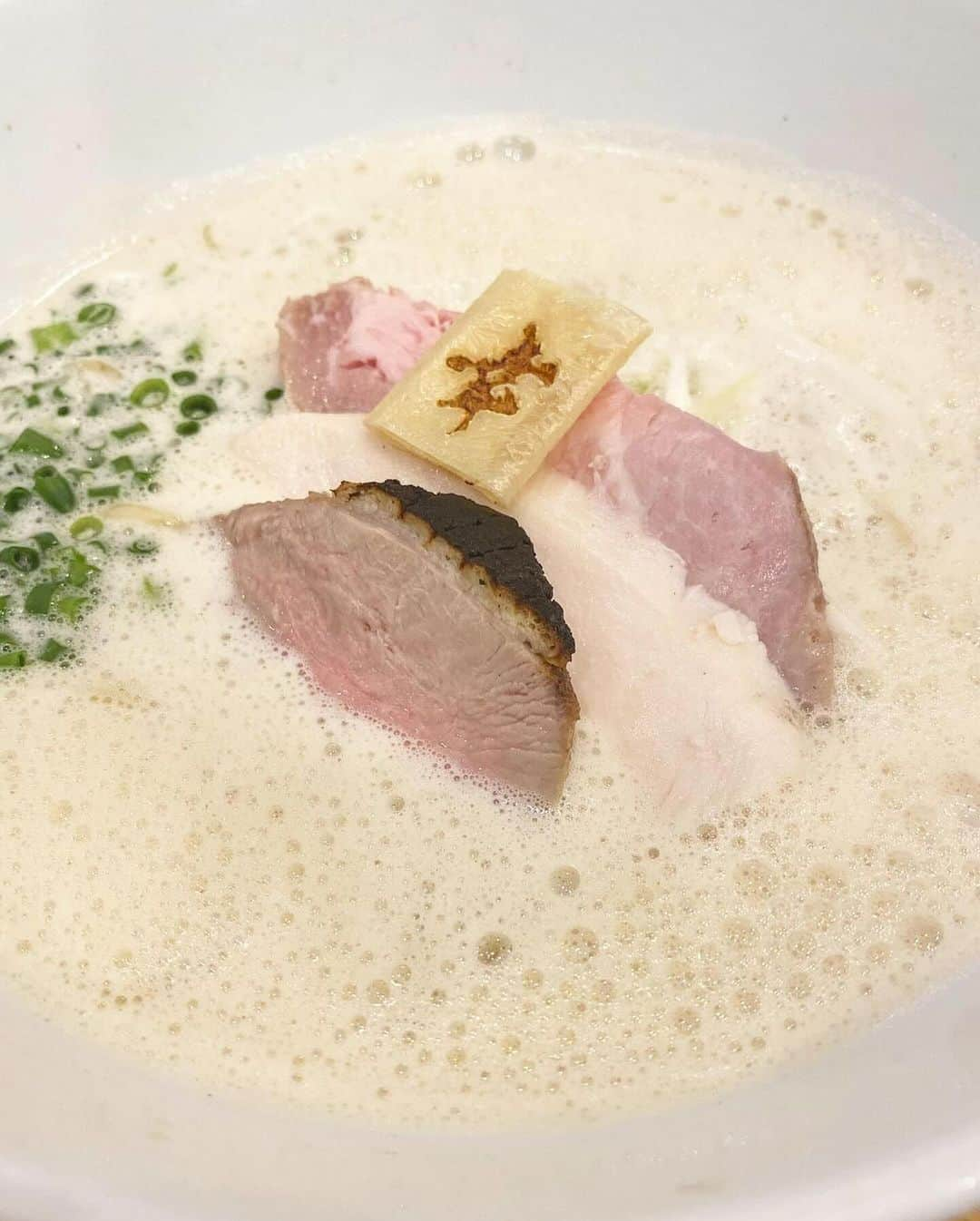 ナゴレコさんのインスタグラム写真 - (ナゴレコInstagram)「📍「麺家 幸先坂」 ･････････････････････････････････････････  あわあわのクリーミーなつけ麺🍜💕  今日は鶴舞駅の近くにある麺処「麺家 幸先坂」さんをご紹介！ 「麺家 幸先坂」さんでは、自家製麺やこだわりの出汁を使ったつけ麺やラーメンがとても人気✨  お店を訪れたらぜひ食べたいのが、このクリーミーなつけ麺！ ほのかに泡立つつけ汁が食欲をそそります🔥  スープが絡みやすい少し平たい麺ももっちりとしていてとても美味しそう🍜 つけ麺の他にも、ぱいたんラーメンやシンプルなお醤油ラーメンなど、いろんな味のラーメンが楽しめるみたい🥢  気になった人はぜひお店のアカウントをチェックしてみてね🔖  ┈┈┈┈┈┈┈┈┈┈┈┈┈┈┈┈┈┈┈  🍤名古屋のローカルグルメメディア【ナゴレコ】🍤  名古屋人がレコメンドする本当に美味しい名古屋めし🥢 これさえフォローしておけば、街の流行りがきっとわかる◎ 100名以上の編集部で作り上げる、名古屋エリア最大規模のグルメメディアです📝  他の投稿はこちらから👉 @nagoya_food  ┈┈┈┈┈┈┈┈┈┈┈┈┈┈┈┈┈┈┈  素敵な投稿にタグ付けしていただきありがとうございます✨  #ナゴレコ で、あなたの投稿をリポスト！ webサイト「ナゴレコ」もチェックしてね👀 ･････････････････････････････････････････  ☞ photo by （ @n__tabelog ）さん  . 🔖麺家 幸先坂(鶴舞)  鶴舞駅からすぐの所にある 人気のラーメン屋さん🍜✨ 【麺家 幸先坂】>> @menya_saisakizaka ずっと行きたくてママ友と行ってきたよ😍  .  ✼••┈┈┈┈┈┈••✼••┈┈┈┈┈┈••✼  ▶︎魚介つけ麺(¥1,000) ▶︎濃厚魚介ぱいたんらぁめん(¥950)  ✼••┈┈┈┈┈┈••✼••┈┈┈┈┈┈••✼  .  私が食べたのは【魚介つけ麺】🎶 +300円で特製盛りにもできたんだけど すでに食後だったから今回はこちら😆✨  ぐつぐつしてて熱々な濃厚なつけ汁🔥 魚介つけ麺だけど魚介の臭みは無し！ 濃厚だけど濃すぎず止まらなくなる😍🍜 もちもちの全粒粉平打ち太麺によーく絡んで あっという間にご馳走様でした🙏🏻💓  .  行ったのは平日11時半頃☀️ 既に満席で少し待ったよ〜🎶 帰る頃には外に行列出来てたから早めがおすすめ！ キレイな店内でおひとりさまも多かったよ🙆‍♀️ 私も今後1人で来れちゃうの確認できてよかった😁 鶏白湯もすごく美味しそうだったからまた行こう〜🤍  ････････････････････････････････････････････ 名古屋市中区千代田5-22-18 グランドメゾン鶴舞公園 1F ▶︎▶︎麺家 幸先坂(さいさきざか) @menya_saisakizaka ●営業時間 11:00～14:30 17:30～21:30 ●定休日 無 ●交通手段 JR鶴舞駅より徒歩1分 ●駐車場 無(近隣にコインパーキングあり) ････････････････････････････････････････････  おすすめのお店はこちら▶︎▶︎ n_tabelog 𖧷」11月15日 18時26分 - nagoya_food