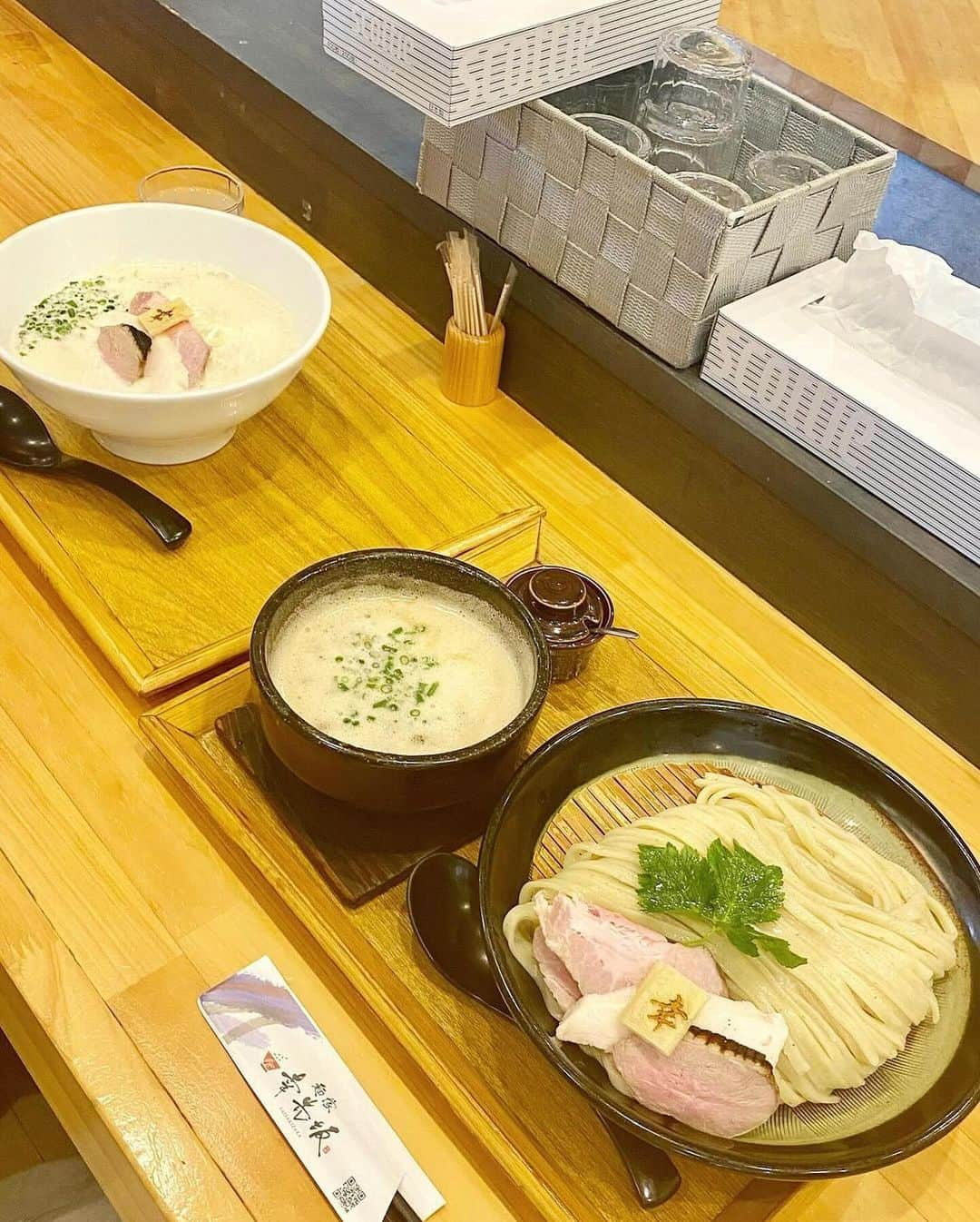 ナゴレコさんのインスタグラム写真 - (ナゴレコInstagram)「📍「麺家 幸先坂」 ･････････････････････････････････････････  あわあわのクリーミーなつけ麺🍜💕  今日は鶴舞駅の近くにある麺処「麺家 幸先坂」さんをご紹介！ 「麺家 幸先坂」さんでは、自家製麺やこだわりの出汁を使ったつけ麺やラーメンがとても人気✨  お店を訪れたらぜひ食べたいのが、このクリーミーなつけ麺！ ほのかに泡立つつけ汁が食欲をそそります🔥  スープが絡みやすい少し平たい麺ももっちりとしていてとても美味しそう🍜 つけ麺の他にも、ぱいたんラーメンやシンプルなお醤油ラーメンなど、いろんな味のラーメンが楽しめるみたい🥢  気になった人はぜひお店のアカウントをチェックしてみてね🔖  ┈┈┈┈┈┈┈┈┈┈┈┈┈┈┈┈┈┈┈  🍤名古屋のローカルグルメメディア【ナゴレコ】🍤  名古屋人がレコメンドする本当に美味しい名古屋めし🥢 これさえフォローしておけば、街の流行りがきっとわかる◎ 100名以上の編集部で作り上げる、名古屋エリア最大規模のグルメメディアです📝  他の投稿はこちらから👉 @nagoya_food  ┈┈┈┈┈┈┈┈┈┈┈┈┈┈┈┈┈┈┈  素敵な投稿にタグ付けしていただきありがとうございます✨  #ナゴレコ で、あなたの投稿をリポスト！ webサイト「ナゴレコ」もチェックしてね👀 ･････････････････････････････････････････  ☞ photo by （ @n__tabelog ）さん  . 🔖麺家 幸先坂(鶴舞)  鶴舞駅からすぐの所にある 人気のラーメン屋さん🍜✨ 【麺家 幸先坂】>> @menya_saisakizaka ずっと行きたくてママ友と行ってきたよ😍  .  ✼••┈┈┈┈┈┈••✼••┈┈┈┈┈┈••✼  ▶︎魚介つけ麺(¥1,000) ▶︎濃厚魚介ぱいたんらぁめん(¥950)  ✼••┈┈┈┈┈┈••✼••┈┈┈┈┈┈••✼  .  私が食べたのは【魚介つけ麺】🎶 +300円で特製盛りにもできたんだけど すでに食後だったから今回はこちら😆✨  ぐつぐつしてて熱々な濃厚なつけ汁🔥 魚介つけ麺だけど魚介の臭みは無し！ 濃厚だけど濃すぎず止まらなくなる😍🍜 もちもちの全粒粉平打ち太麺によーく絡んで あっという間にご馳走様でした🙏🏻💓  .  行ったのは平日11時半頃☀️ 既に満席で少し待ったよ〜🎶 帰る頃には外に行列出来てたから早めがおすすめ！ キレイな店内でおひとりさまも多かったよ🙆‍♀️ 私も今後1人で来れちゃうの確認できてよかった😁 鶏白湯もすごく美味しそうだったからまた行こう〜🤍  ････････････････････････････････････････････ 名古屋市中区千代田5-22-18 グランドメゾン鶴舞公園 1F ▶︎▶︎麺家 幸先坂(さいさきざか) @menya_saisakizaka ●営業時間 11:00～14:30 17:30～21:30 ●定休日 無 ●交通手段 JR鶴舞駅より徒歩1分 ●駐車場 無(近隣にコインパーキングあり) ････････････････････････････････････････････  おすすめのお店はこちら▶︎▶︎ n_tabelog 𖧷」11月15日 18時26分 - nagoya_food